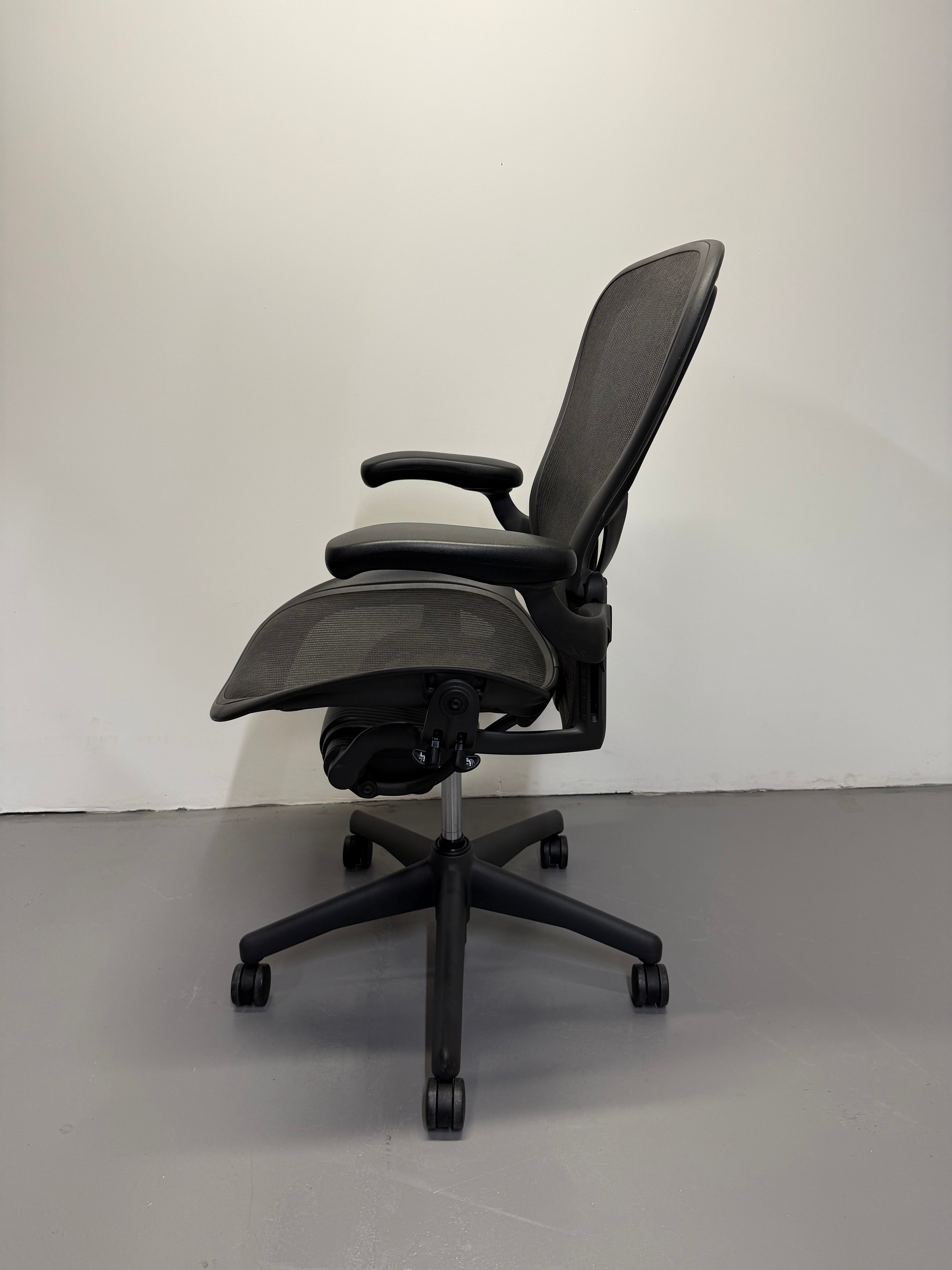 Herman miller Aeron with Armrest - Graphite (Size C)