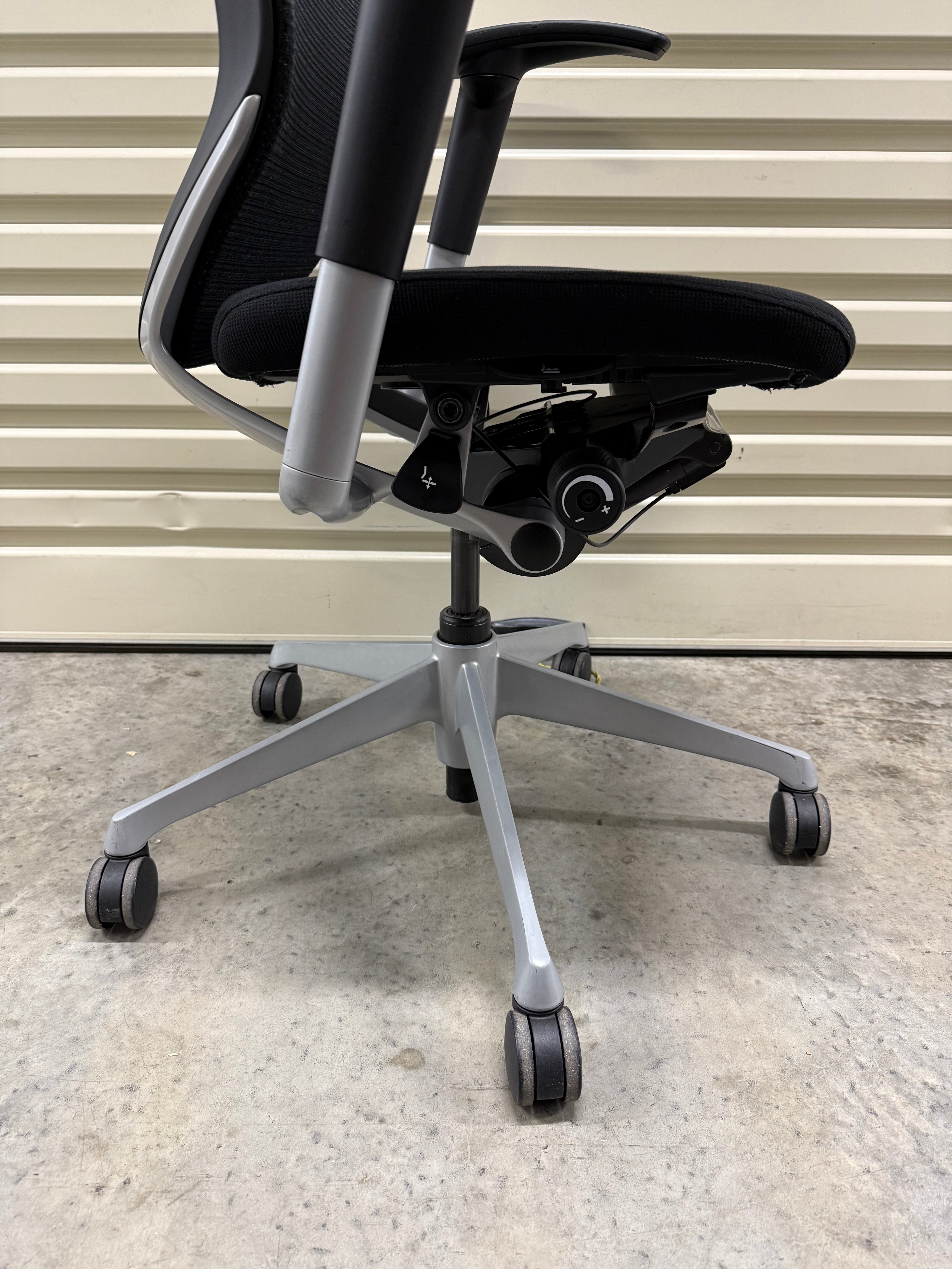 Okamura Baron Mesh Office Chair – Ergonomic & Adjustable