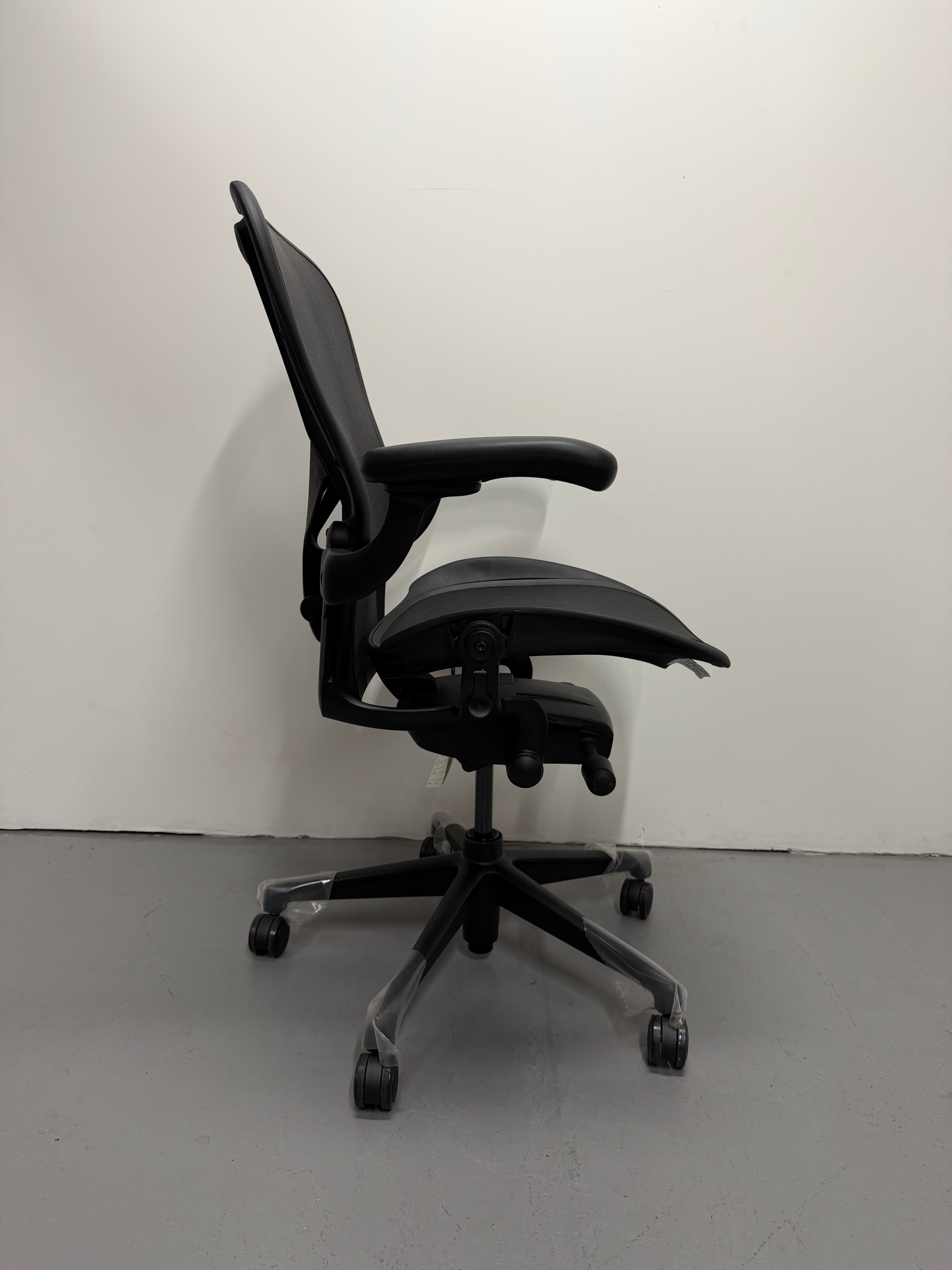 Herman Miller Aeron Remastered Size C Chair in Onyx | Ex-Showroom