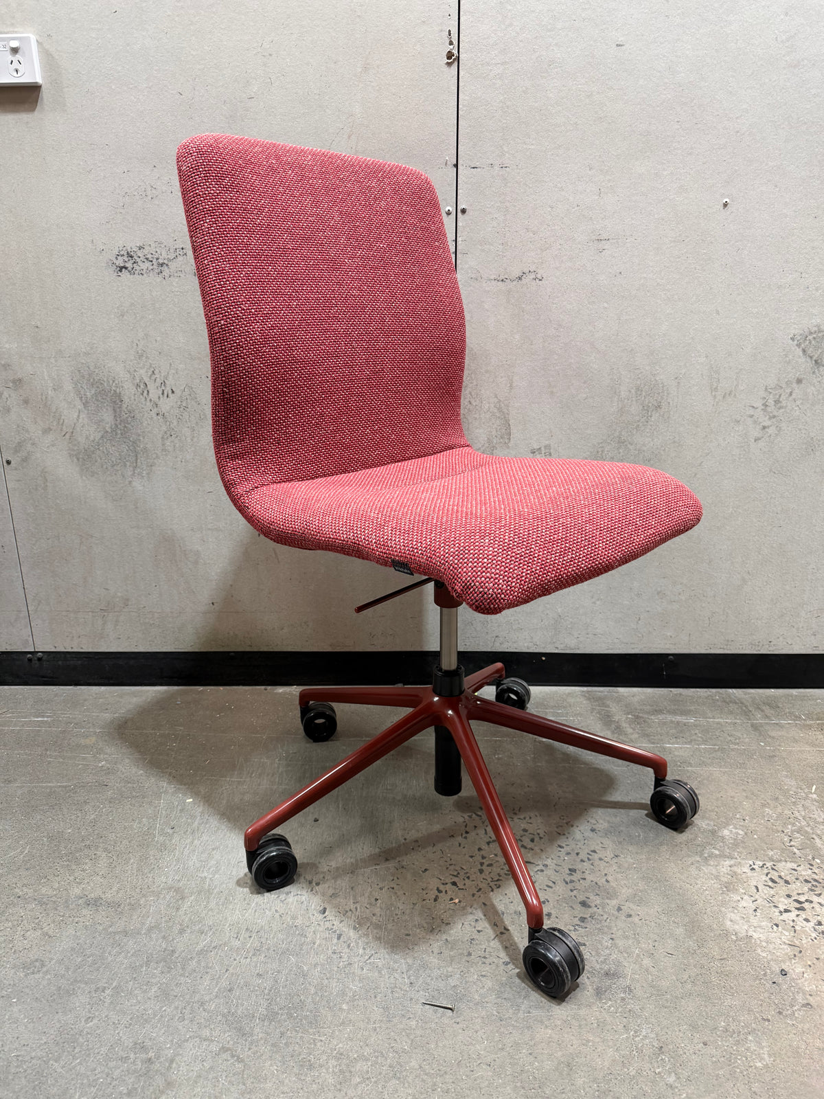 Wilkhahn Decide 296/6 Swivel Office Chair – Red Fabric / Red Base | Ex-Showroom
