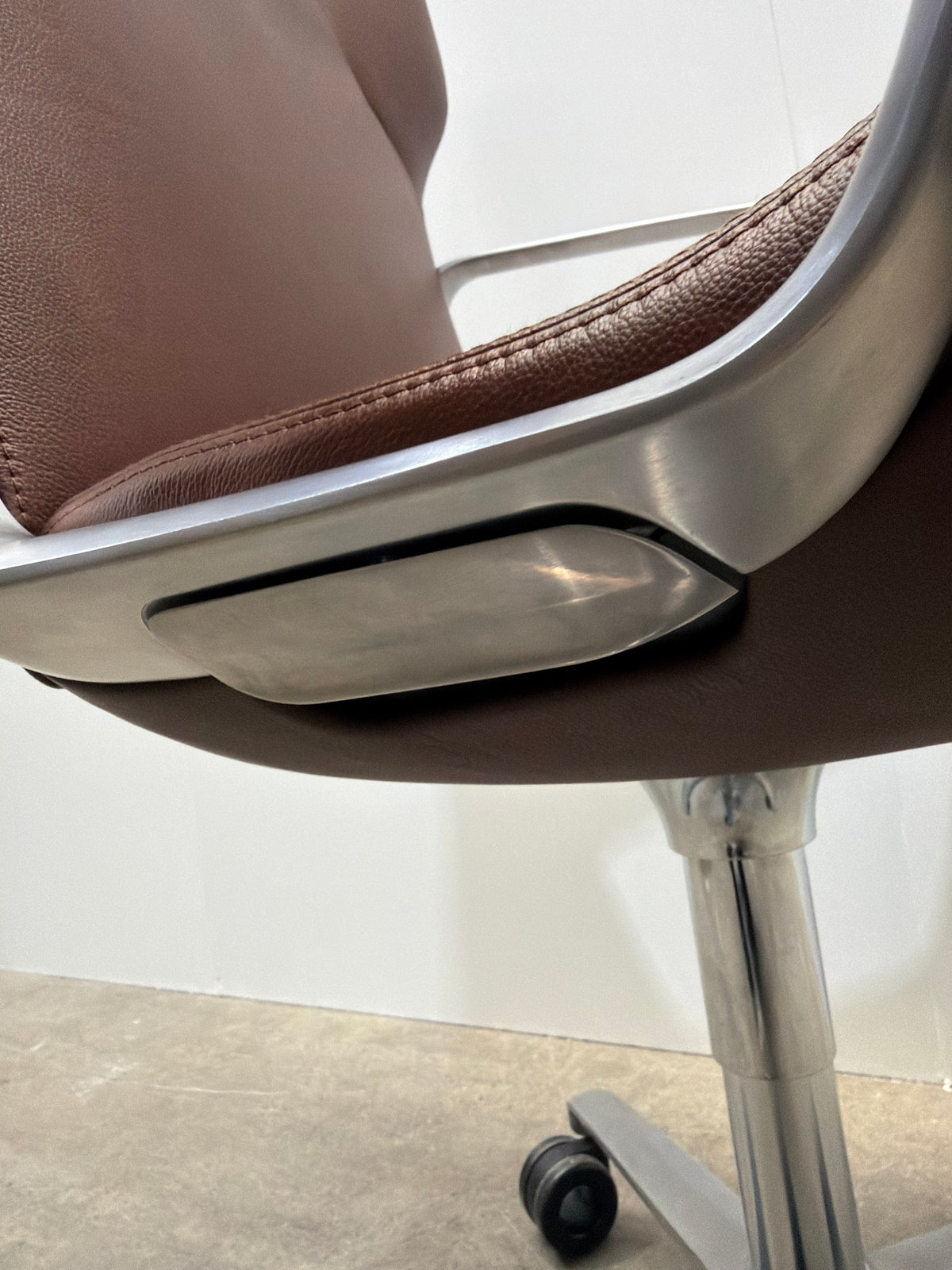 Wilkhahn Intra 295/7 Medium Back Conference Chair – Brown Leather | Ex-Showroom – view 7 – pre-owned