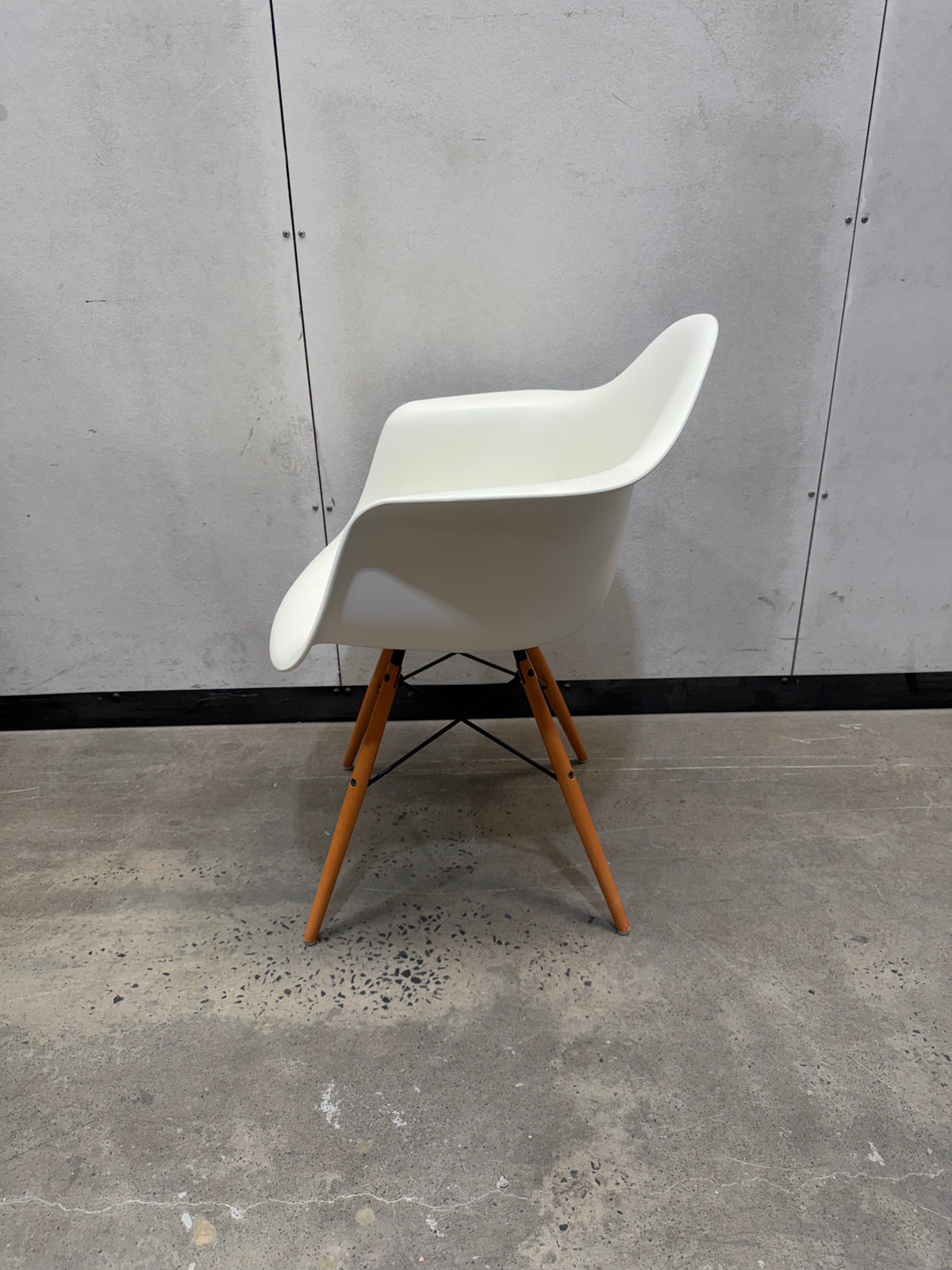 Vitra Eames Moulded Plastic Armchair DAW – White / Dowel Base