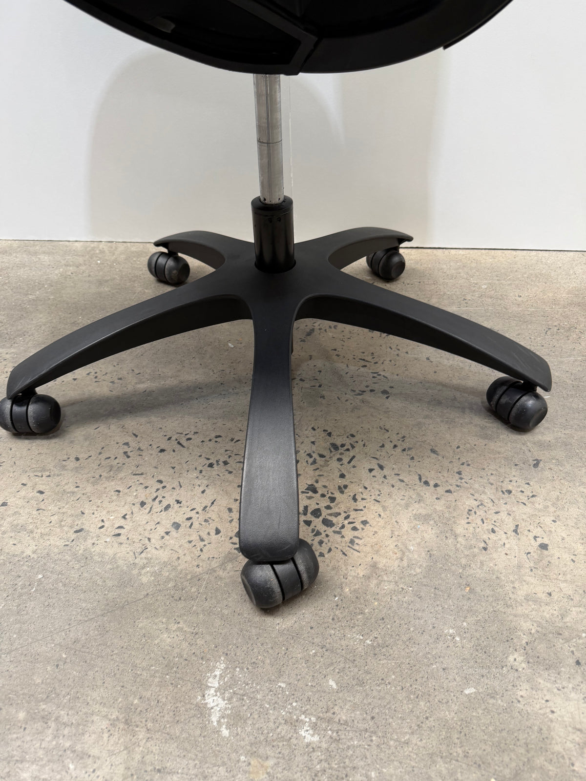 Knoll Generation Ergonomic Office Task Chair by Formway – Black, No Arms – view 10 – pre-owned