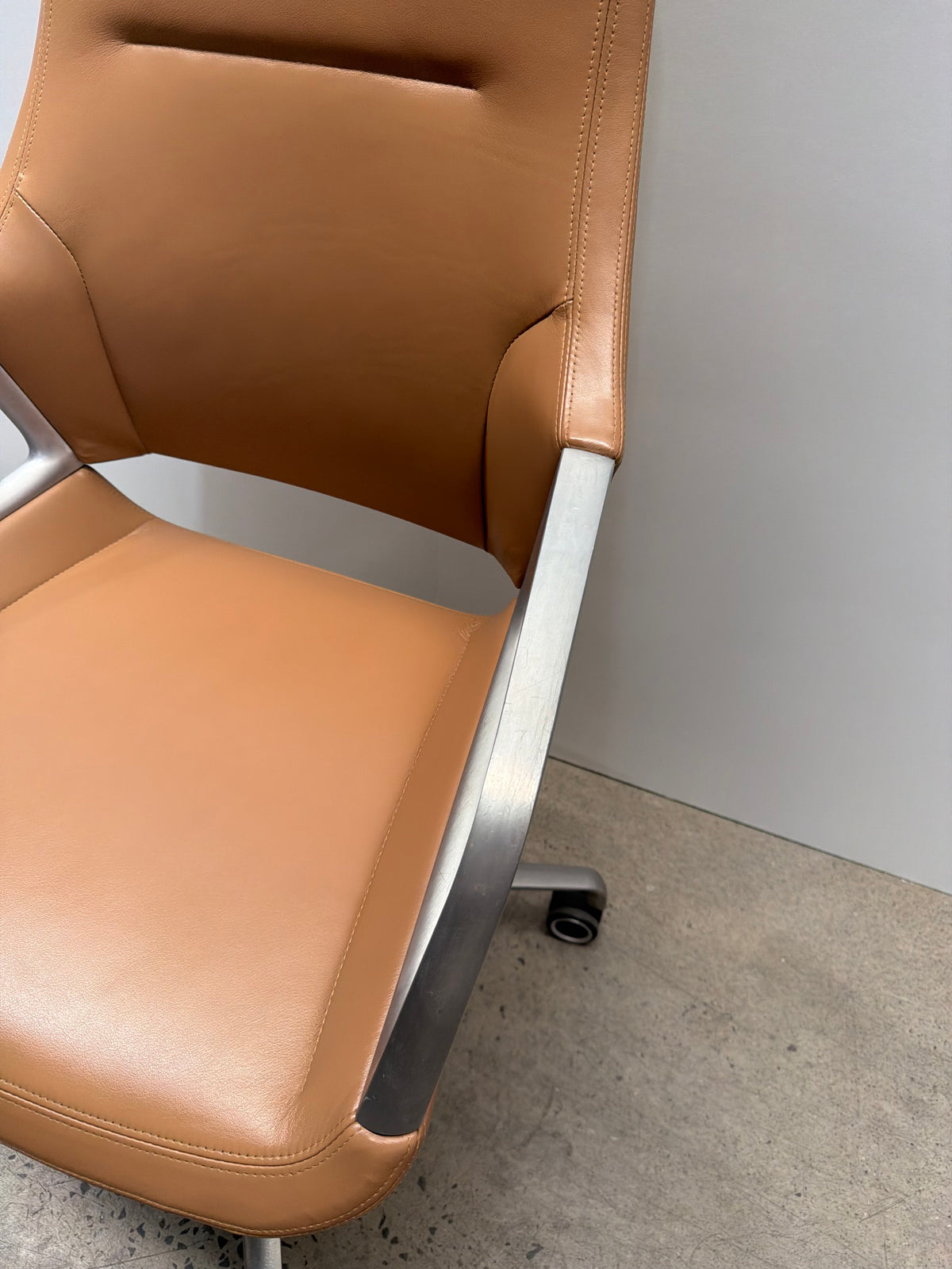 Wilkhahn Graph 301/5 Chair by jehs+laub – Tan Leather, Polished Aluminium – view 18 – pre-owned
