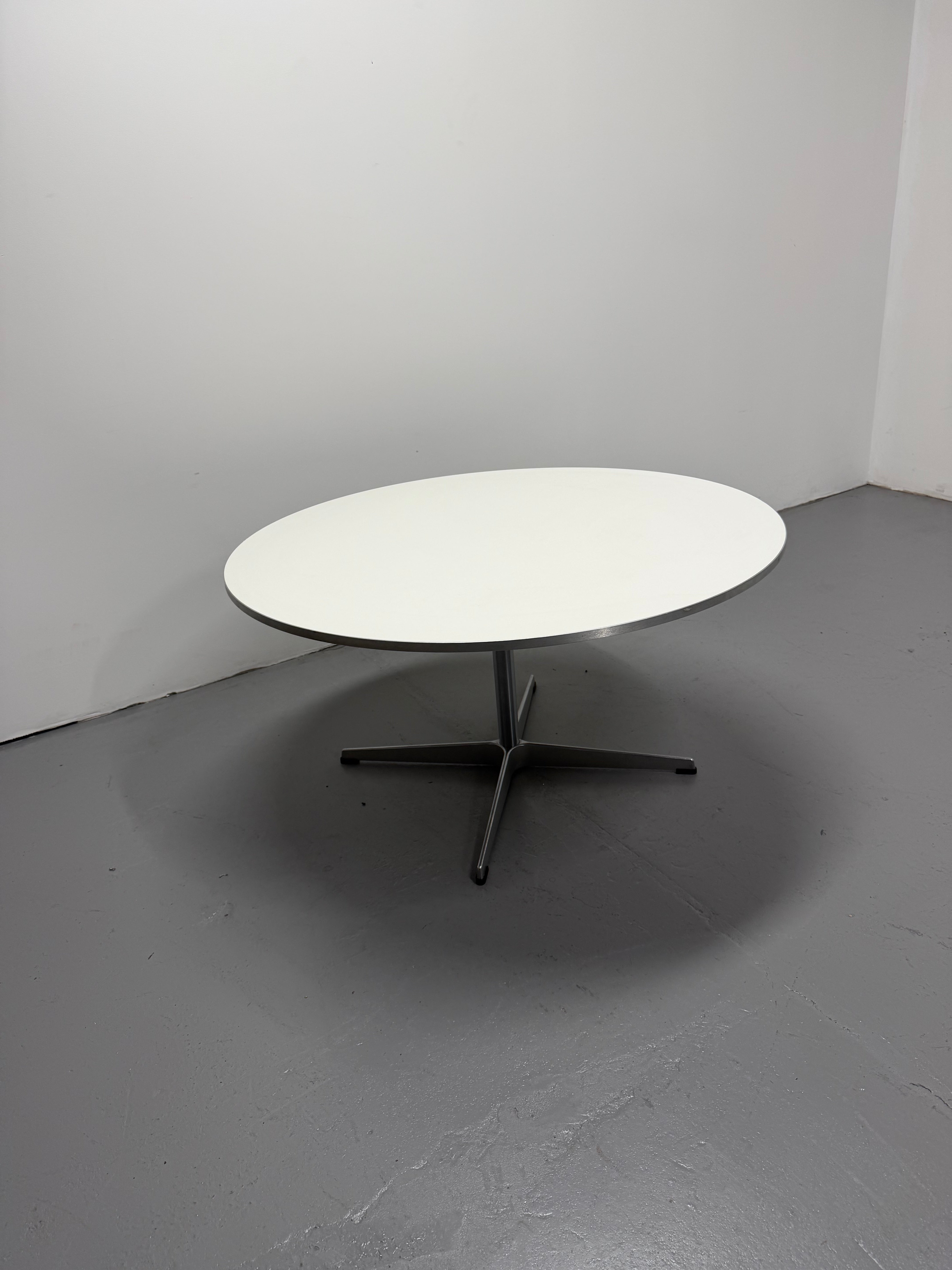 Fritz Hansen Circular Coffee side Table 900mm – Arne Jacobsen