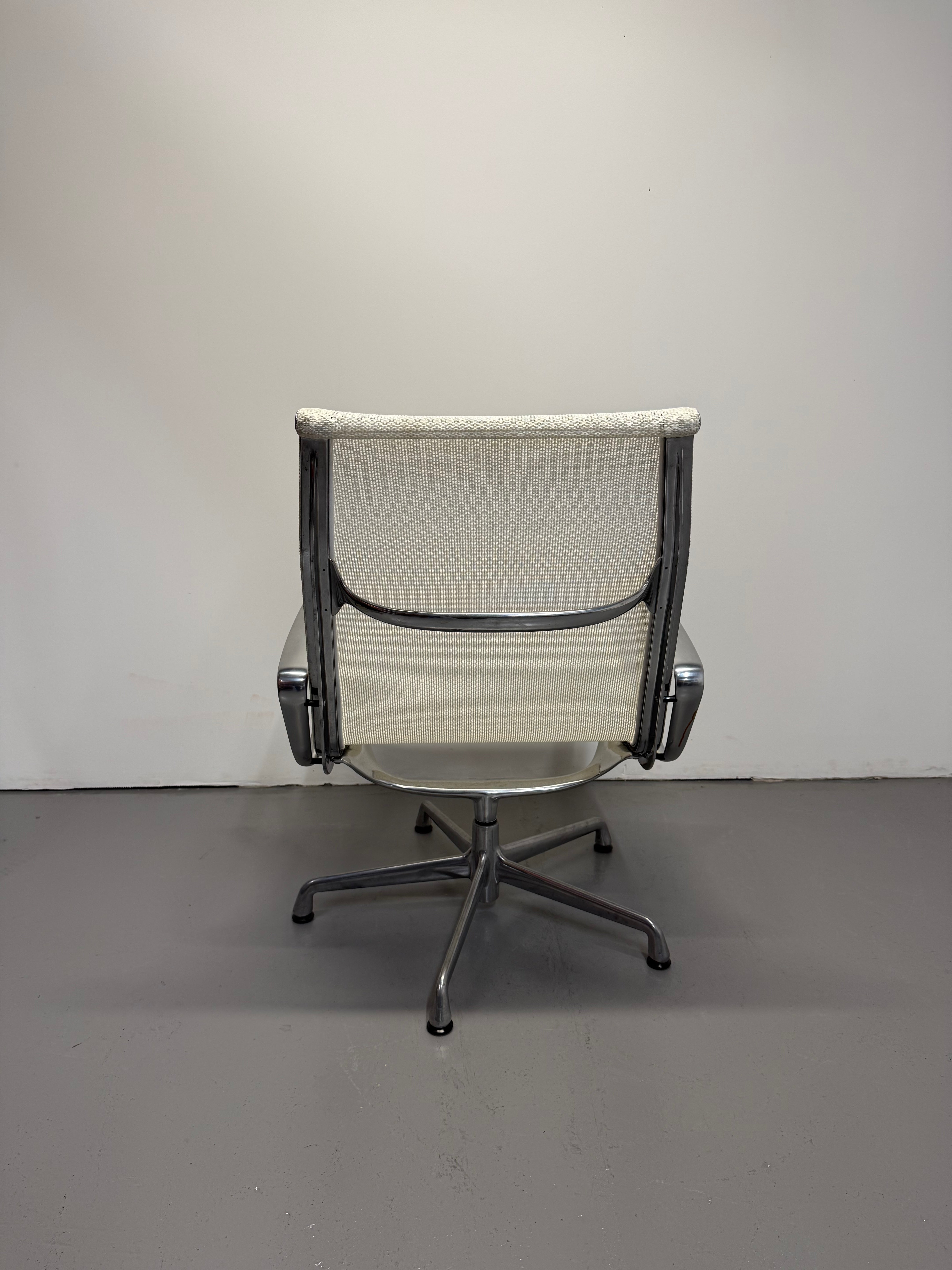 Herman Miller EA 116 Eames Aluminum Group Lounge Chair - White Mesh