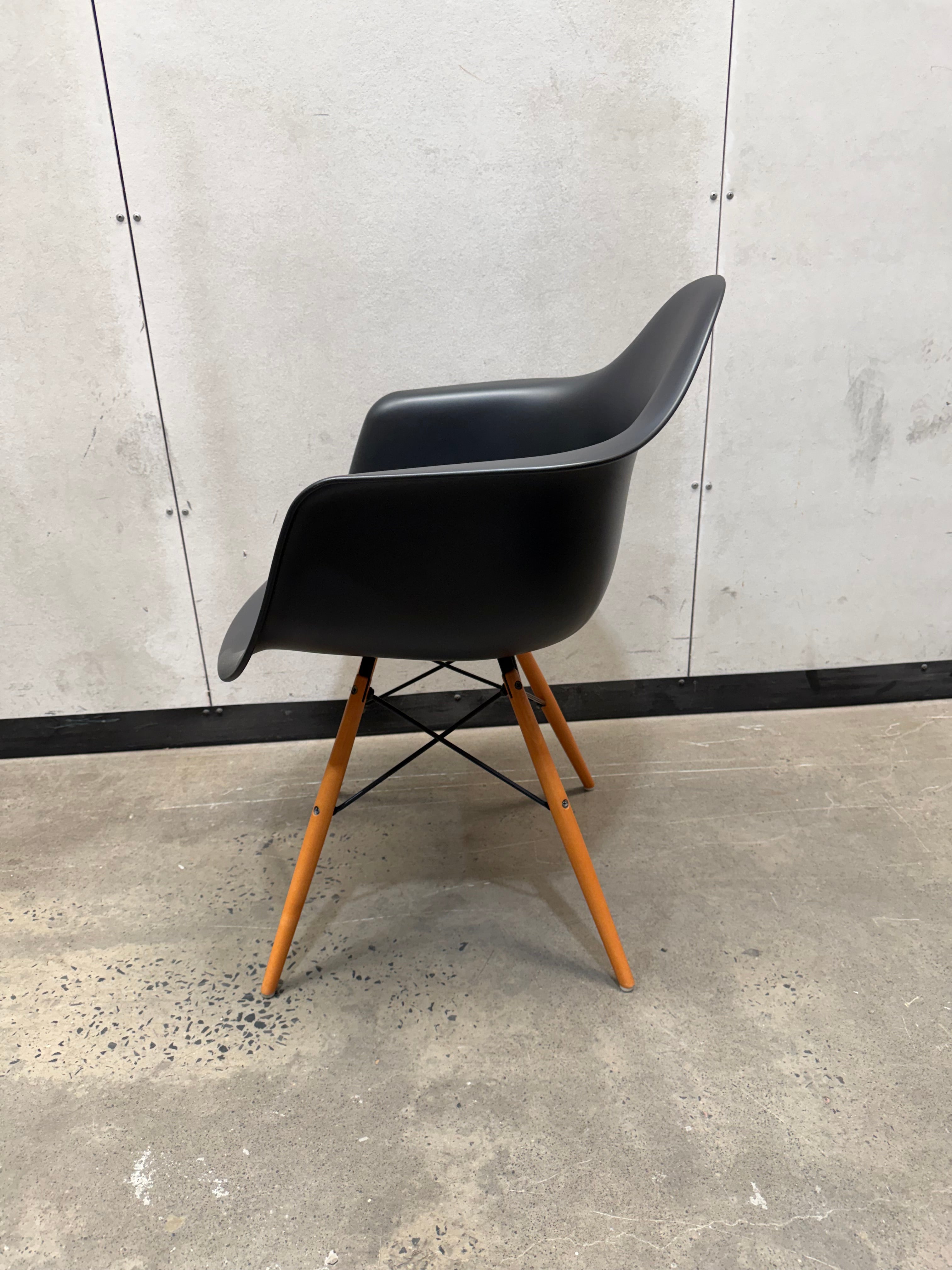 Vitra Eames Moulded Plastic Armchair DAW – Black / Dowel Base