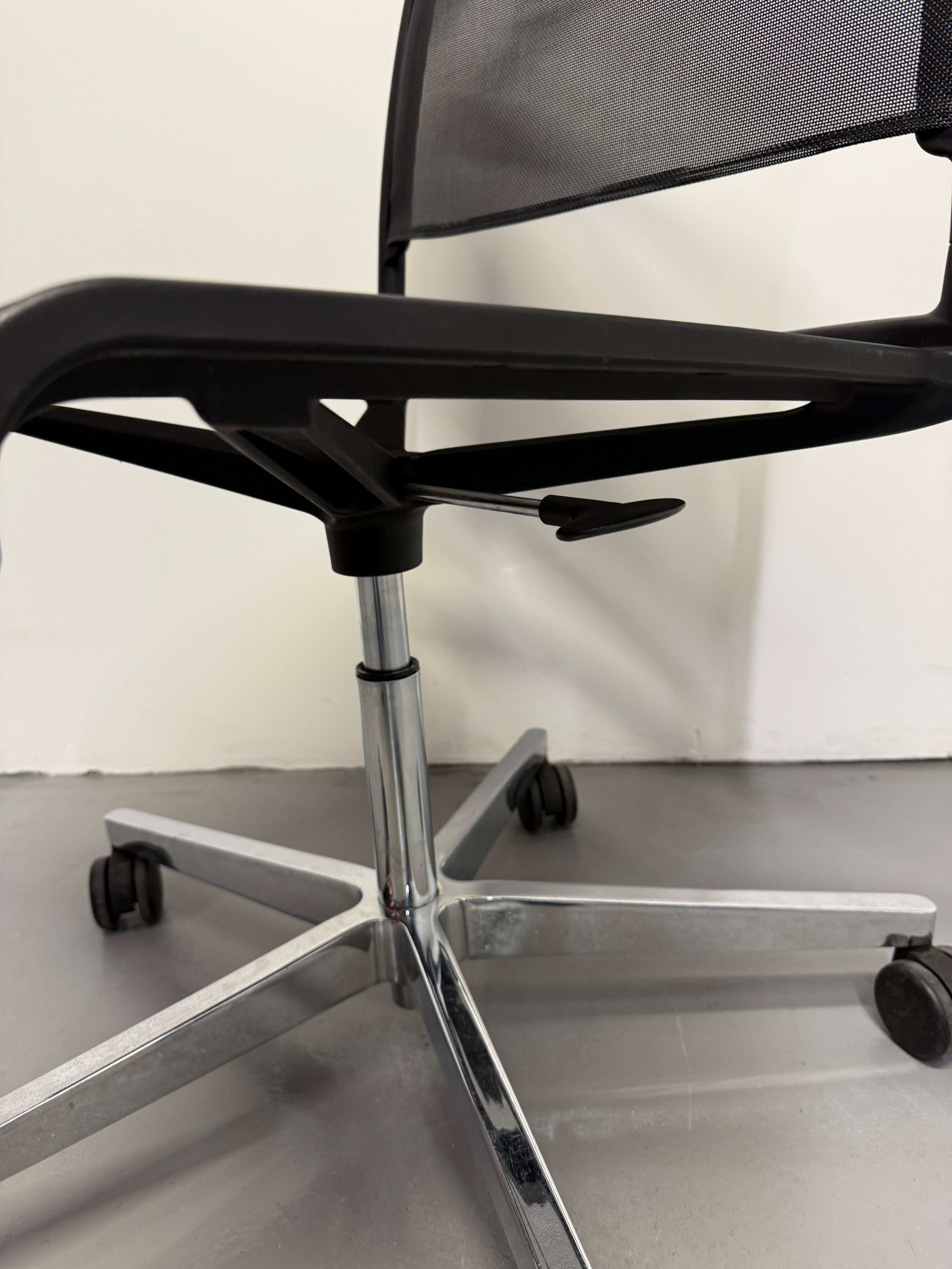 Aline 232/1 swivel Conference Chair by Wilkhahn