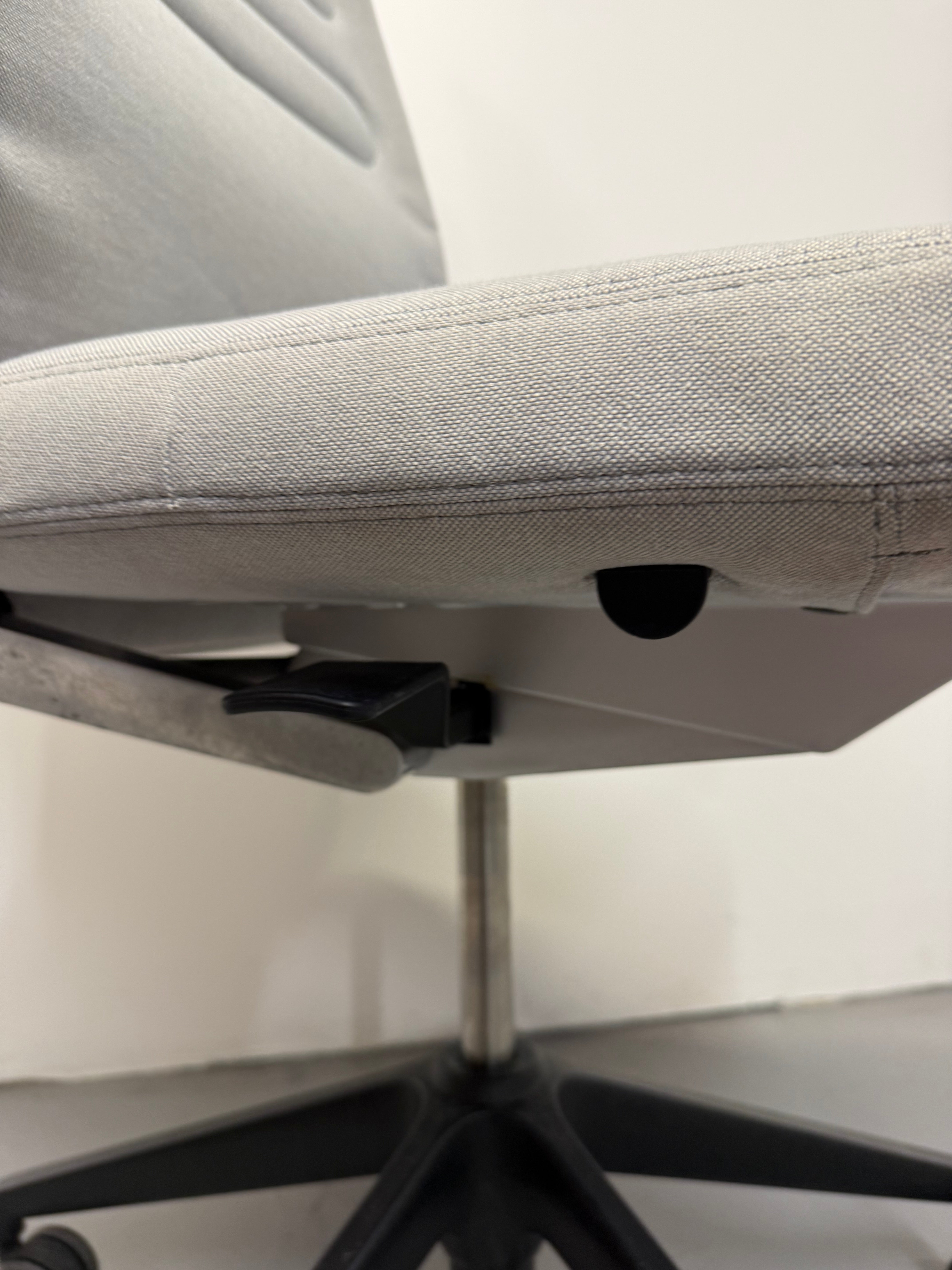 Vitra AC 4 Office Chair by Antonio Citterio – Light Grey