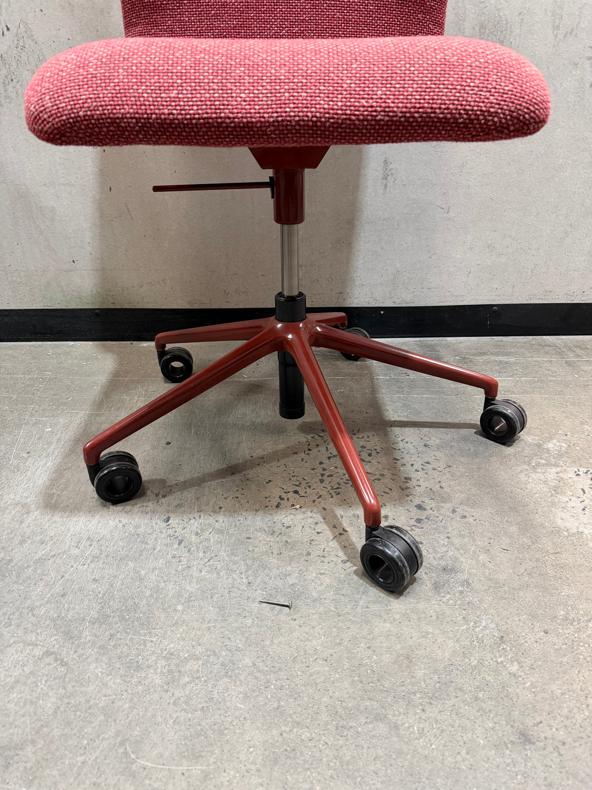 Wilkhahn Decide 296/6 Swivel Office Chair – Red Fabric / Red Base | Ex-Showroom