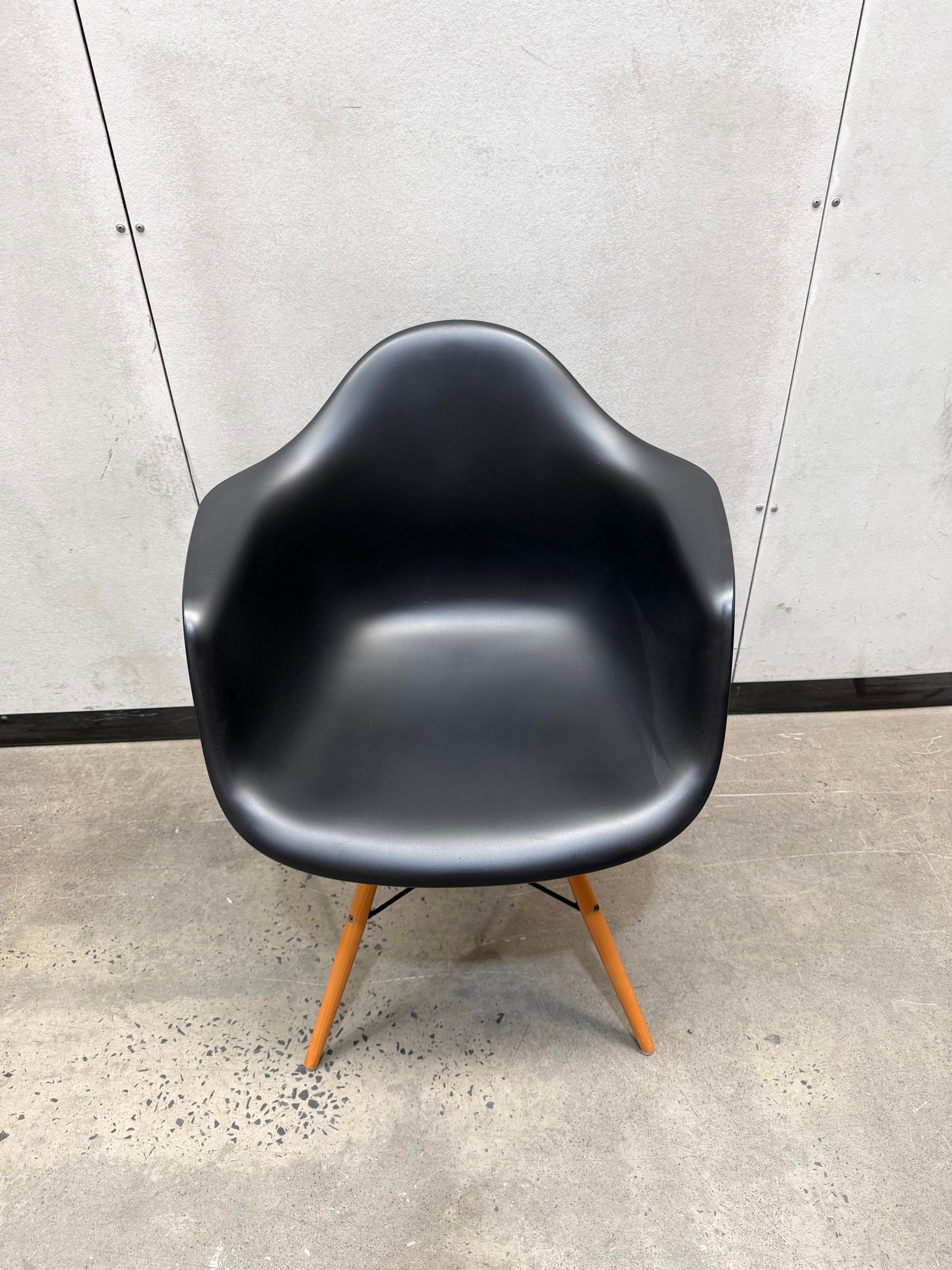 Vitra Eames Moulded Plastic Armchair DAW – Black / Dowel Base