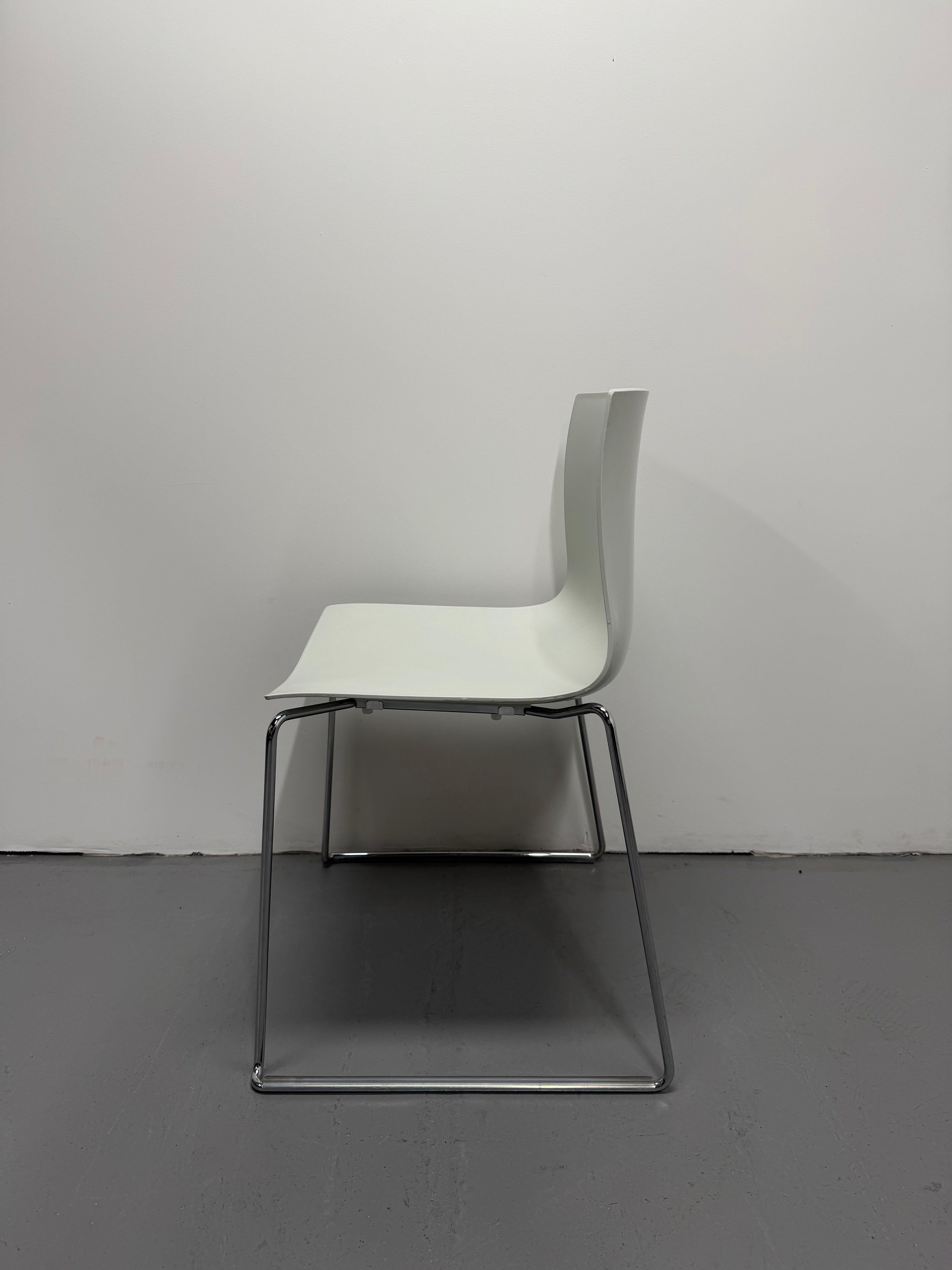 Arper Catifa 46 Chair – Glossy white/light grey back - Fair condition