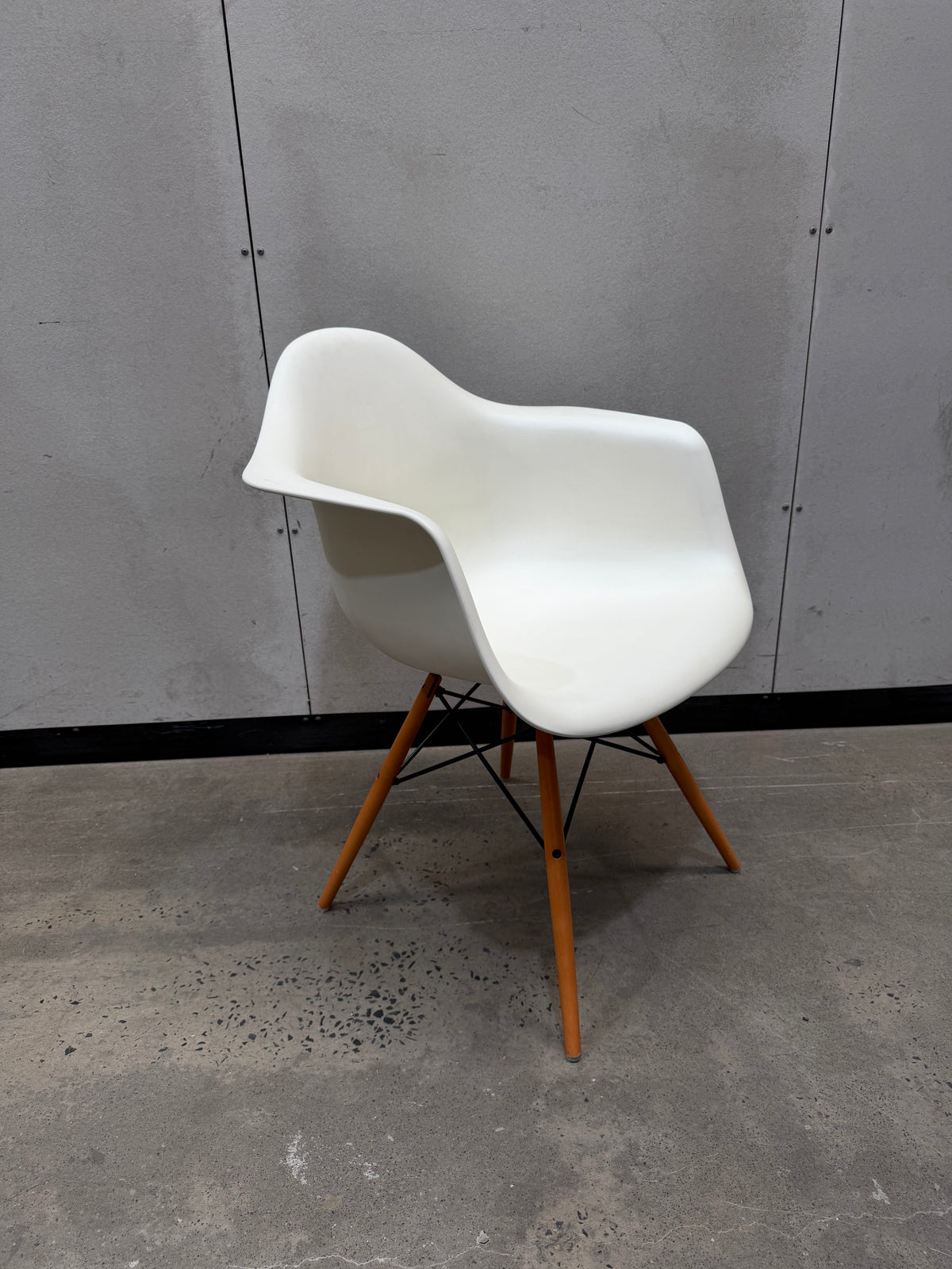 Vitra Eames Moulded Plastic Armchair DAW – White / Dowel Base