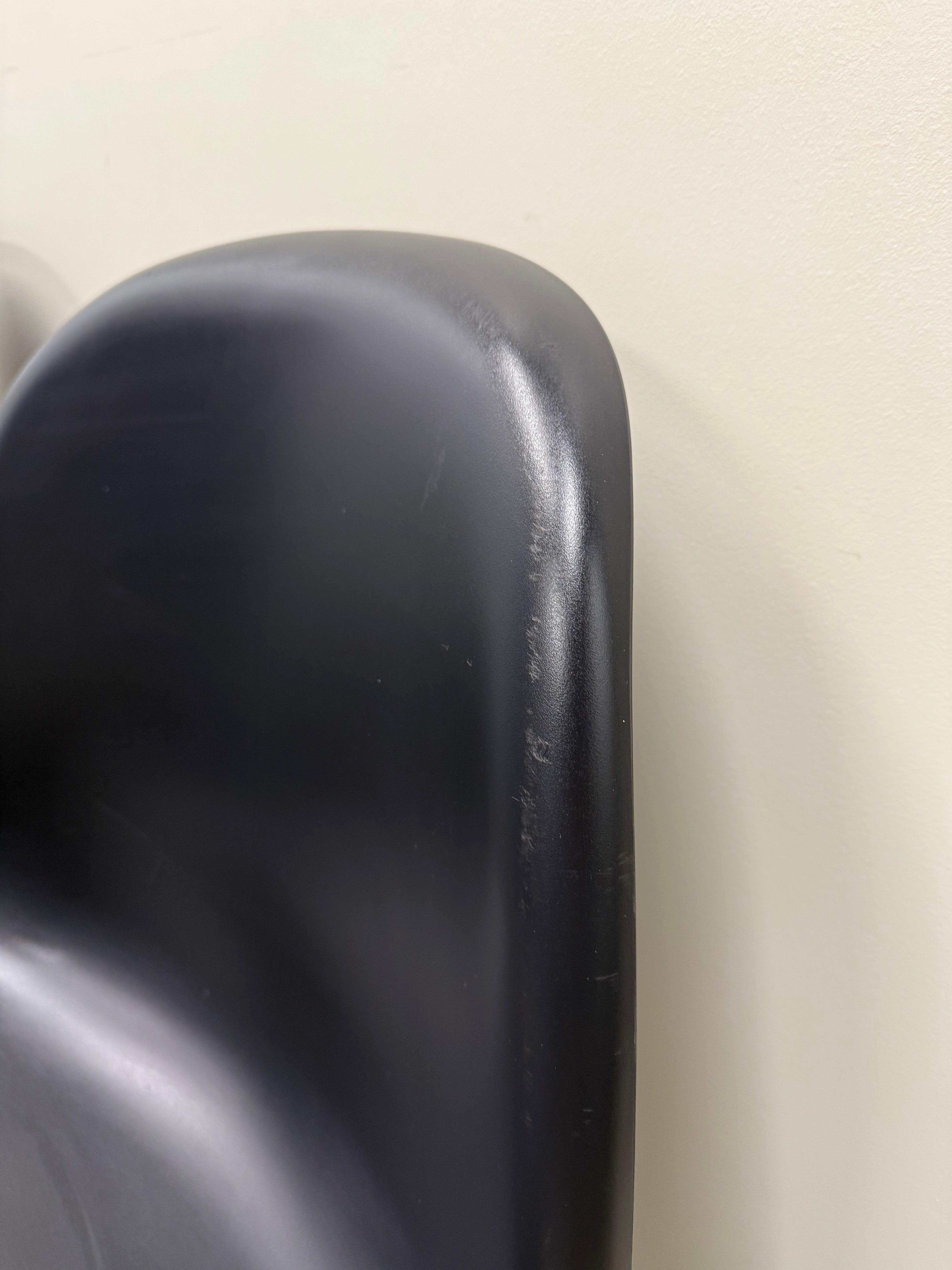 Vitra Panton Chair – Black / Plastic Shell