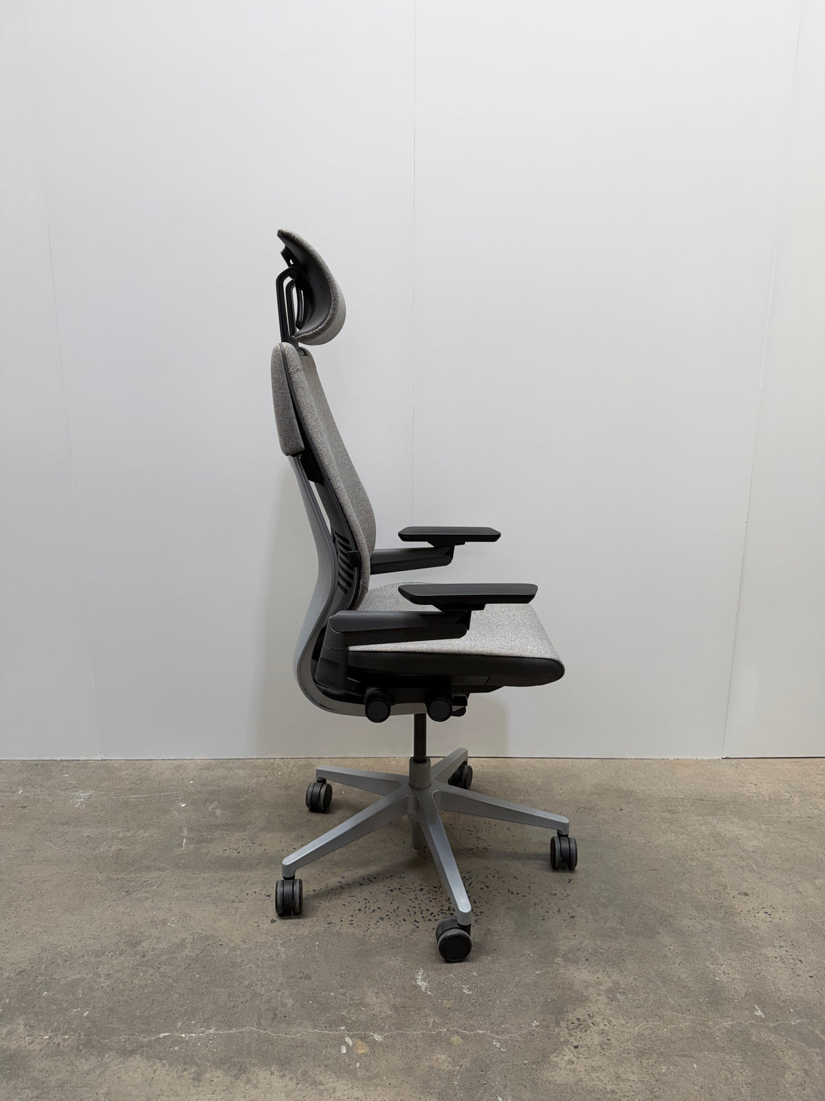 Steelcase Gesture Task Chair with Headrest – Grey Fabric | Ex-Showroom – view 8 – pre-owned