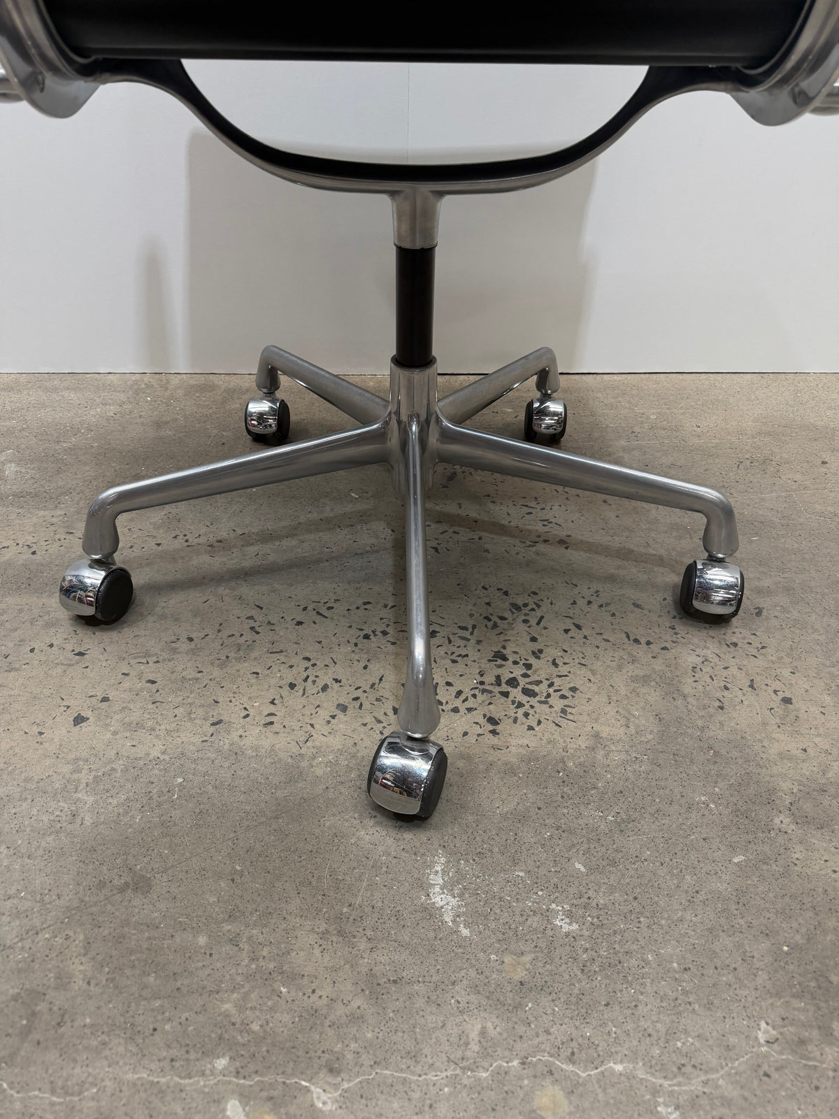 Herman Miller Eames Aluminium Group Management Chair EA331 – Black Leather, with Arms – view 7 – pre-owned