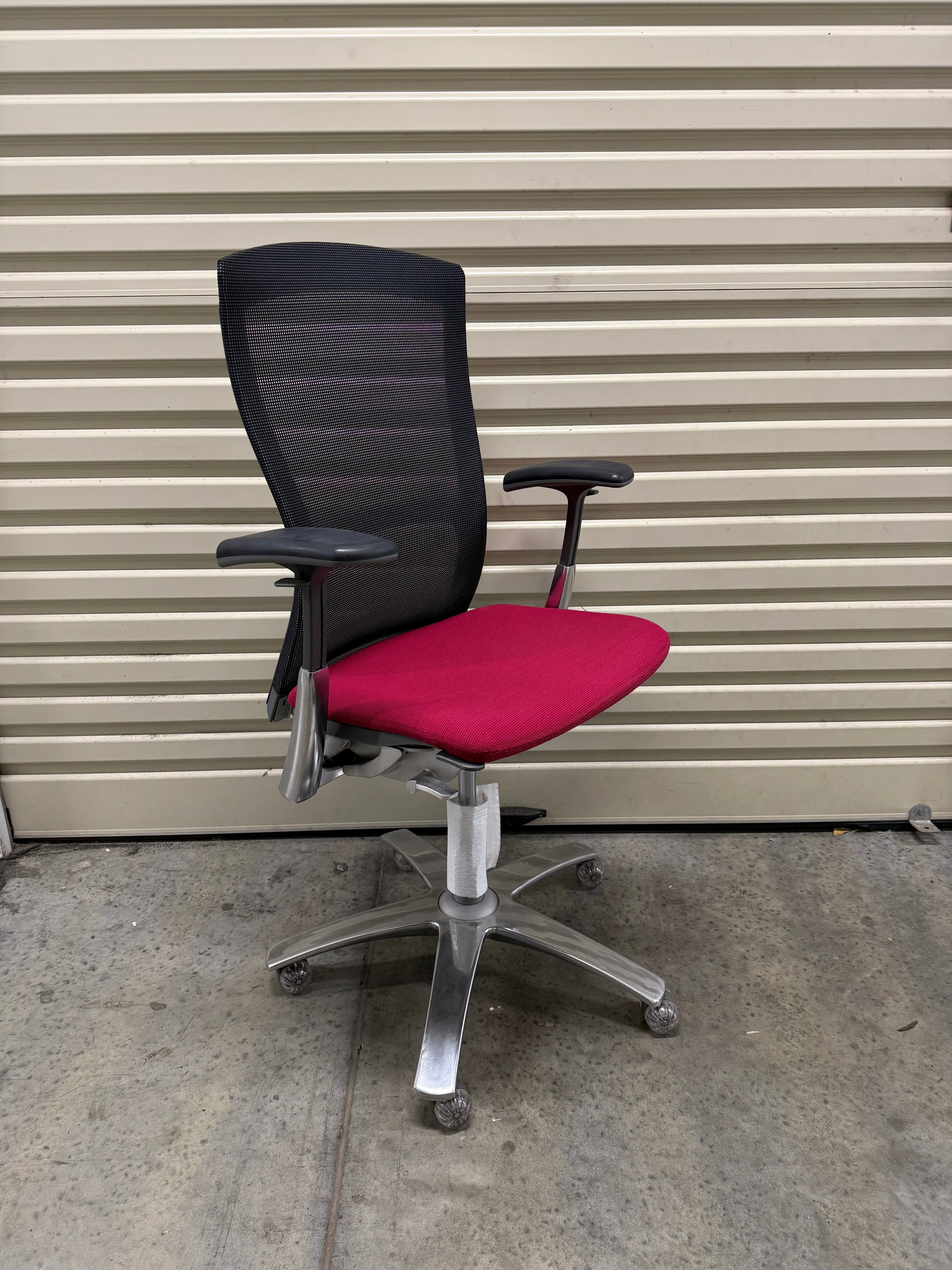 Knoll Life Chair – Black Mesh / Red Seat – Armrests & Fixed Seat