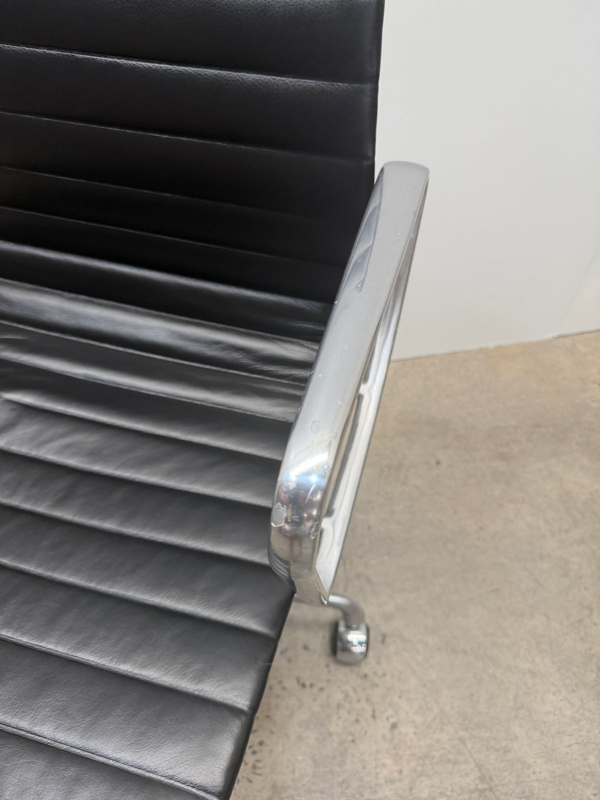 Herman Miller Eames Aluminium Group Management Chair EA331 – Black Leather, with Arms – view 13 – pre-owned