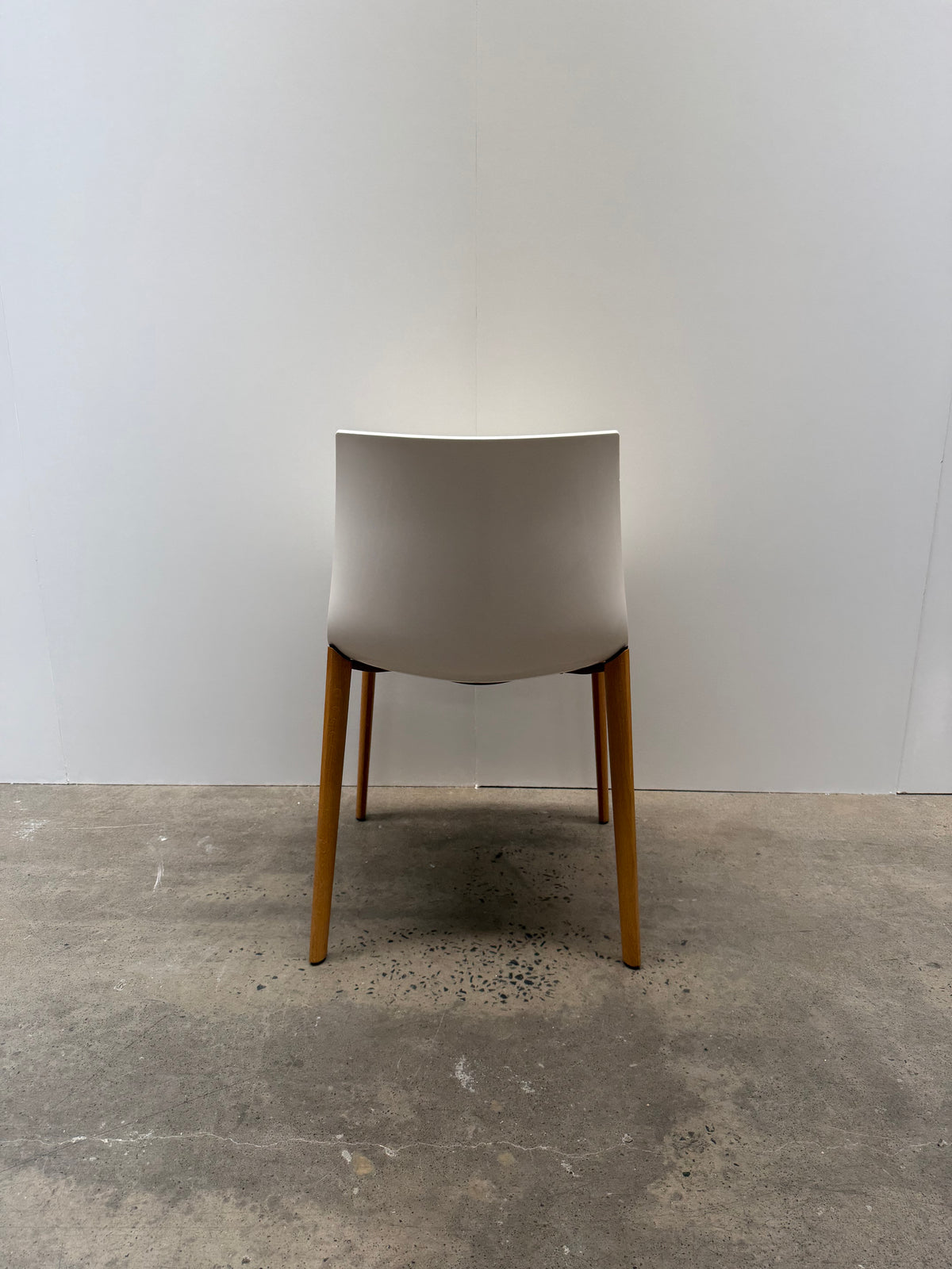 Arper Catifa 46 Chair – White Shell, Oak Legs – view 5 – pre-owned