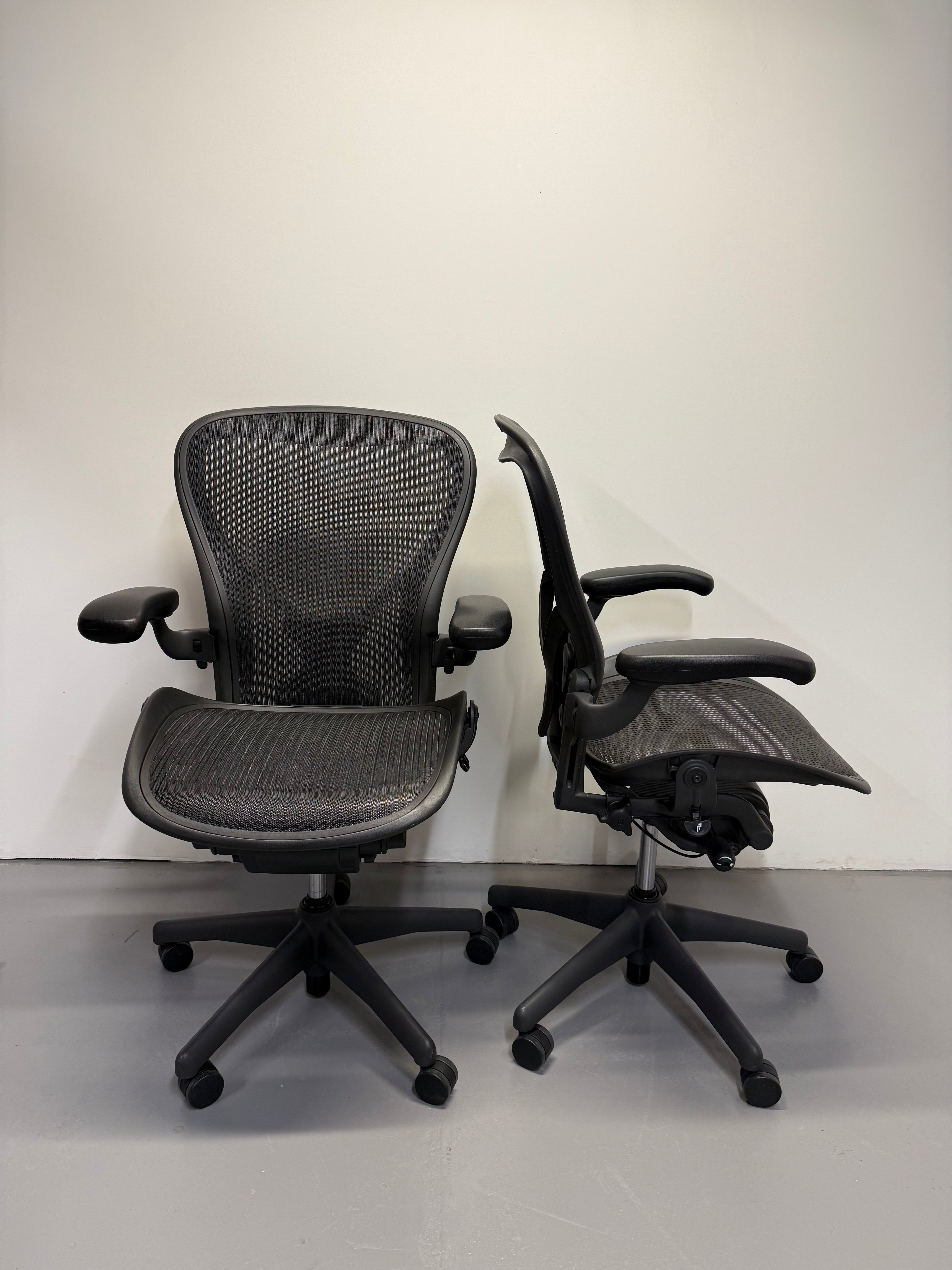 Herman miller Aeron with Armrest - Graphite (Size C)