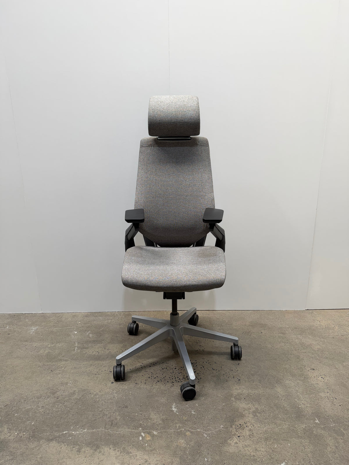 Steelcase Gesture Task Chair with Headrest – Grey Fabric | Ex-Showroom – view 3 – pre-owned