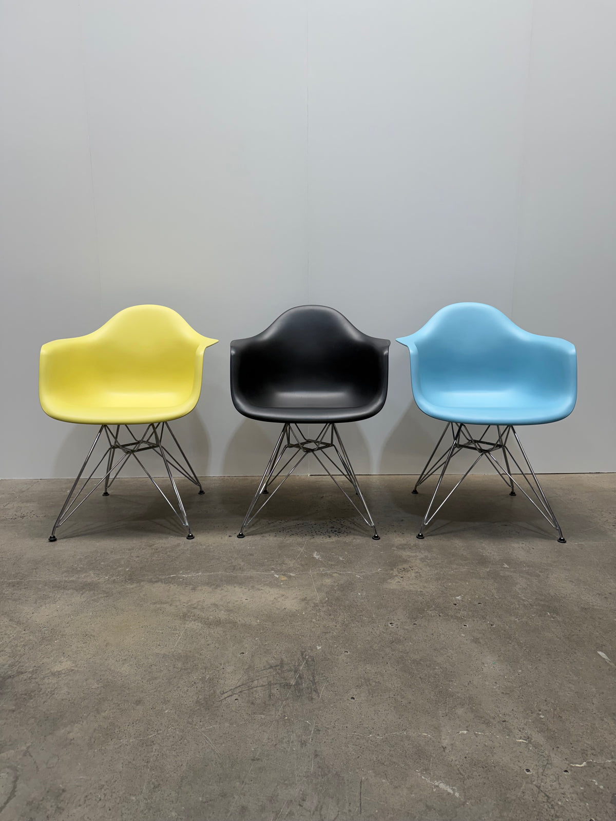 Vitra Eames Plastic Armchair DAR, Chrome Eiffel Base – detail 1 – pre-owned