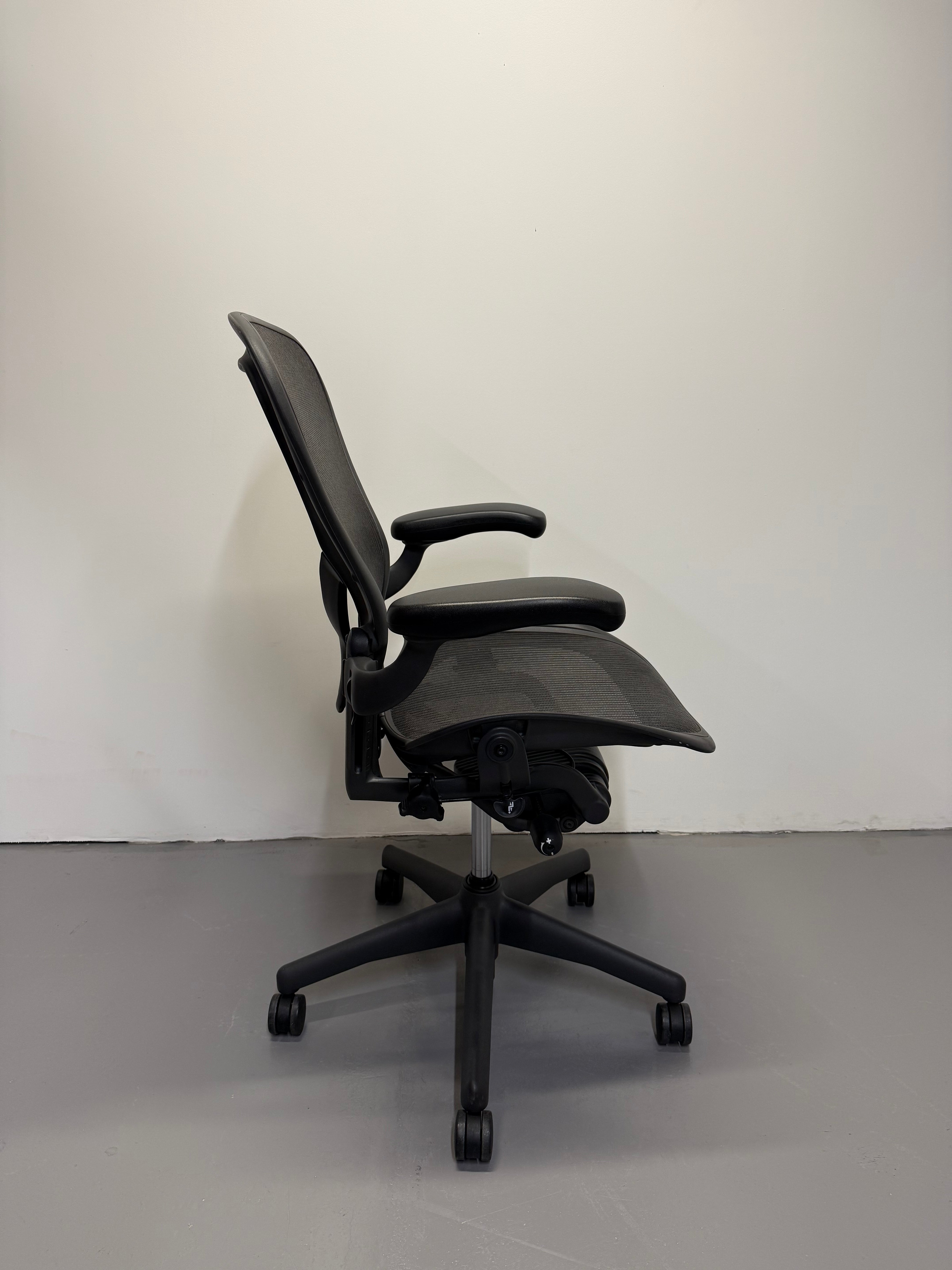 Herman miller Aeron with Armrest - Graphite (Size C)