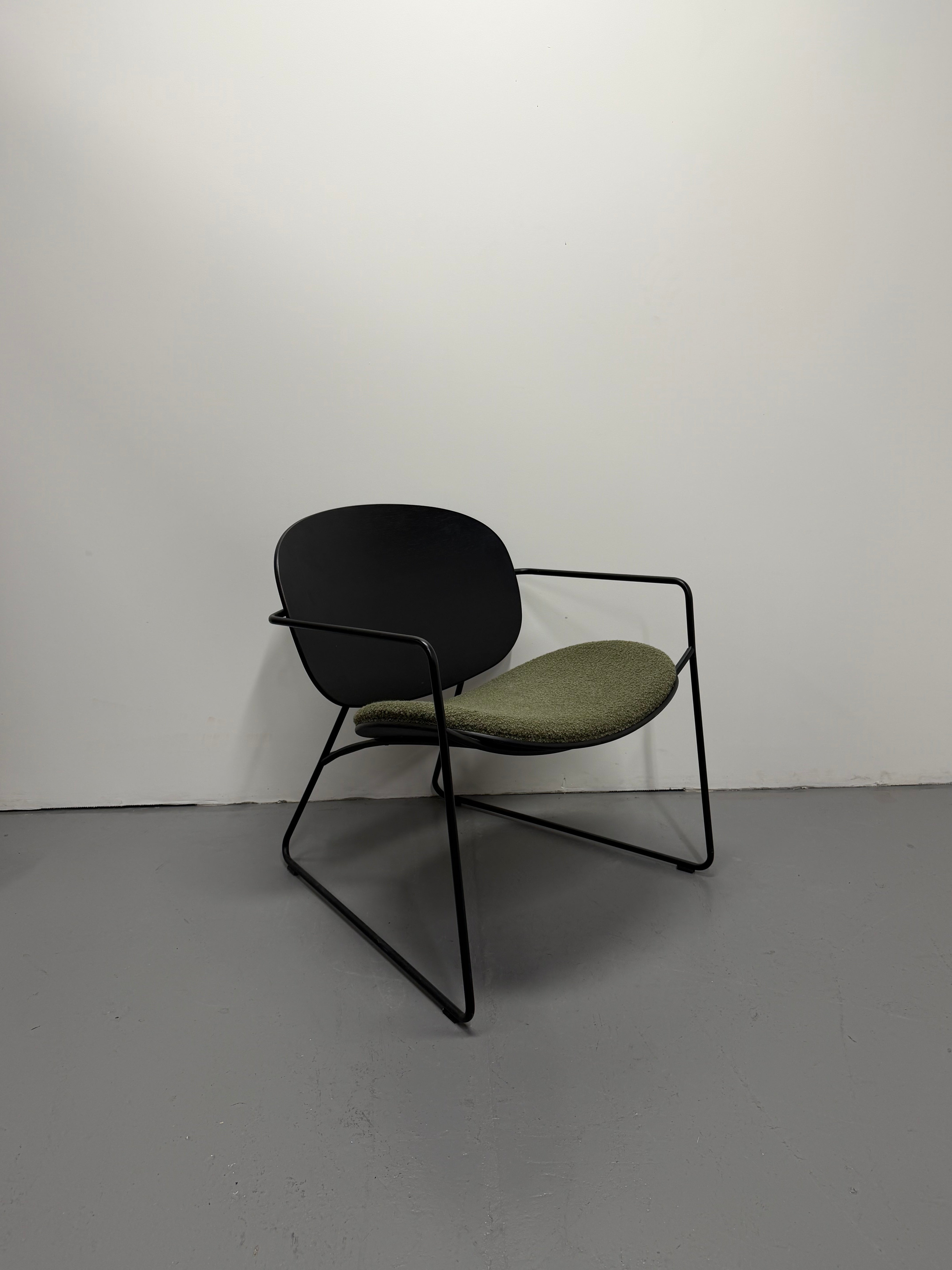 Infiniti Tondina Lounge Armchair – Black / Olive Upholstery