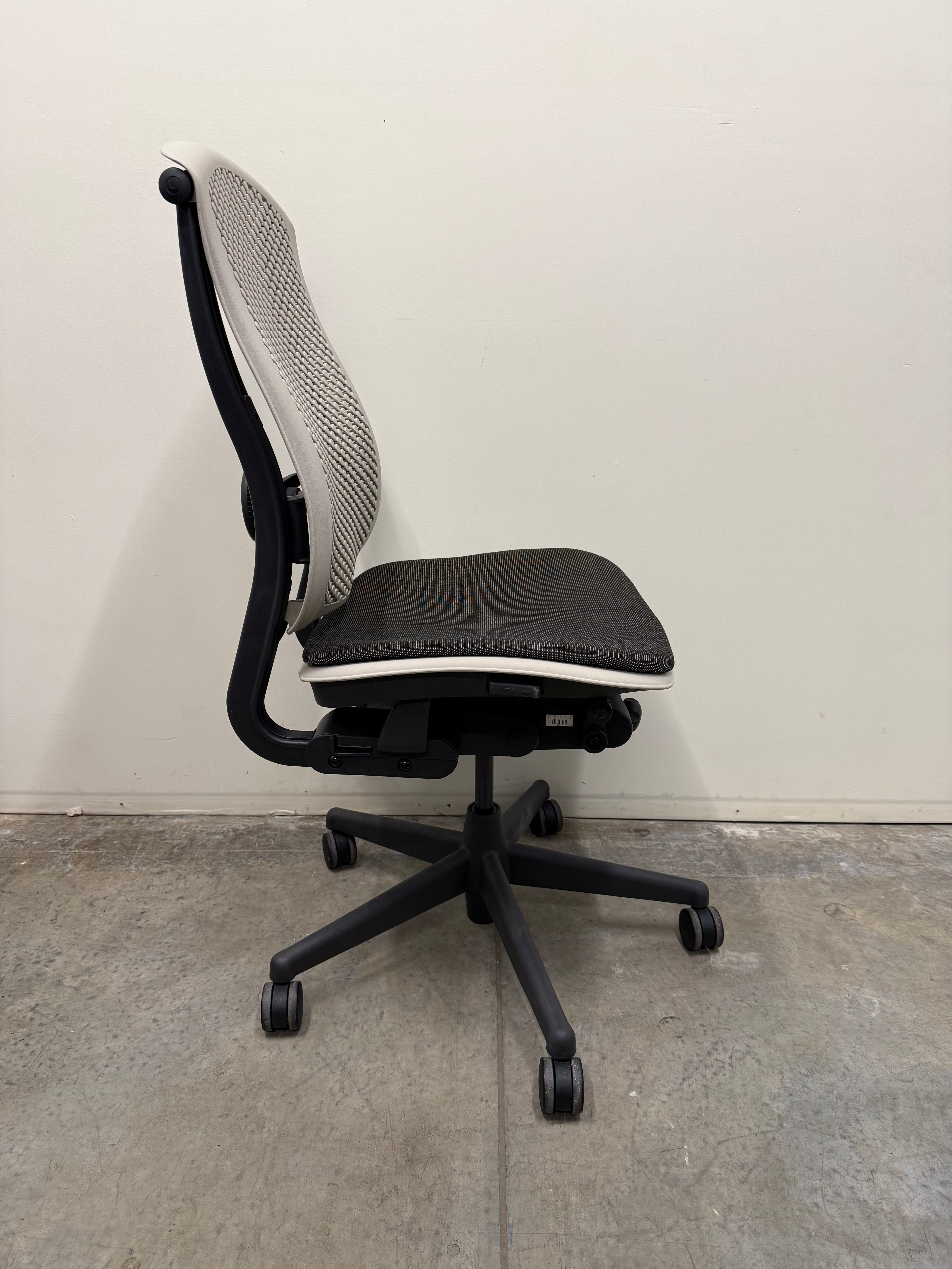 Herman miller Celle Chair – Iconic Ergonomic Design