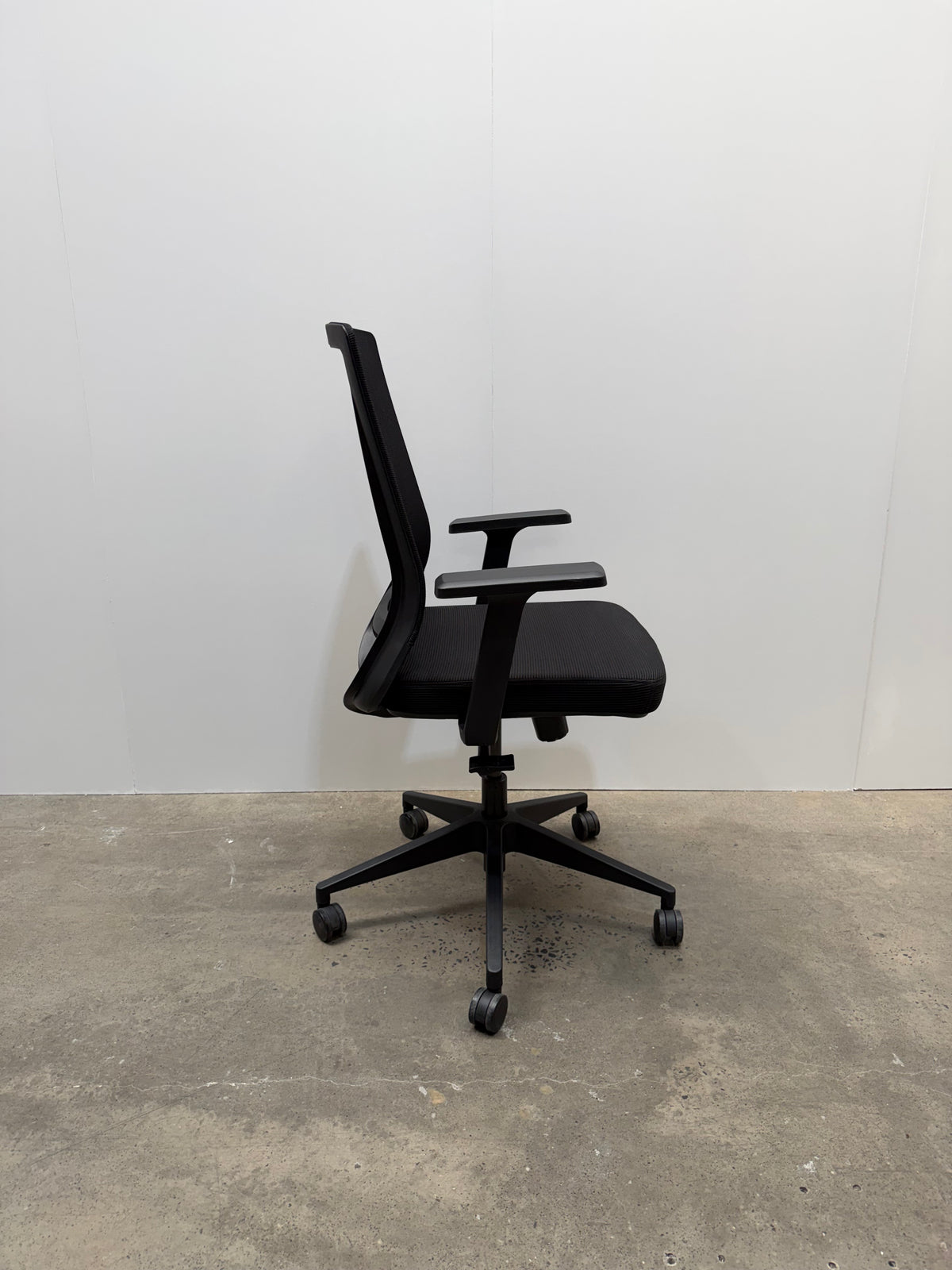 Ergonomic Mesh Back Office Task Chair – Black, with Fixed Arms – view 4 – pre-owned