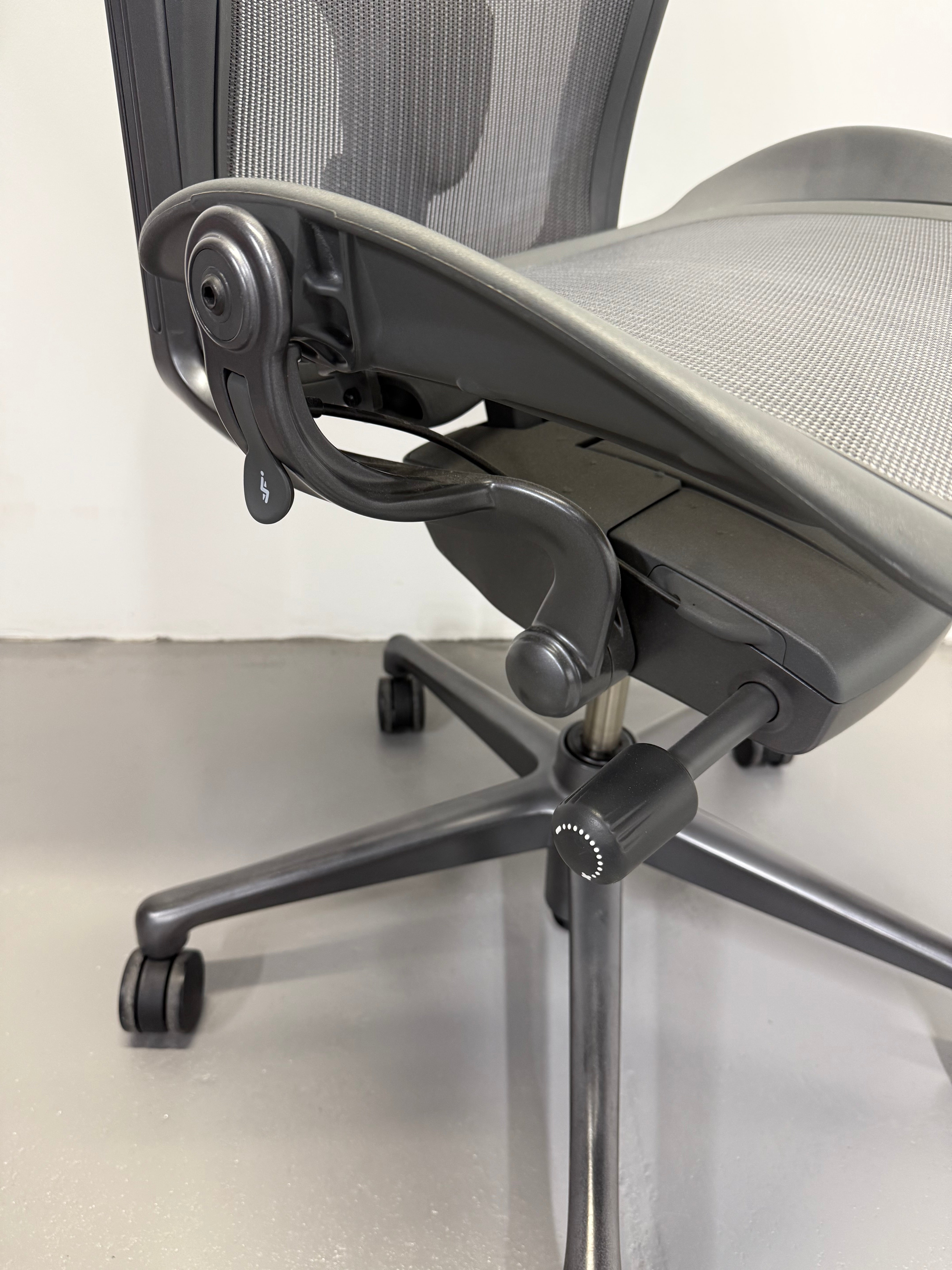 Herman Miller Aeron Remastered Office Chair – Size B (Carbon, No Arms)