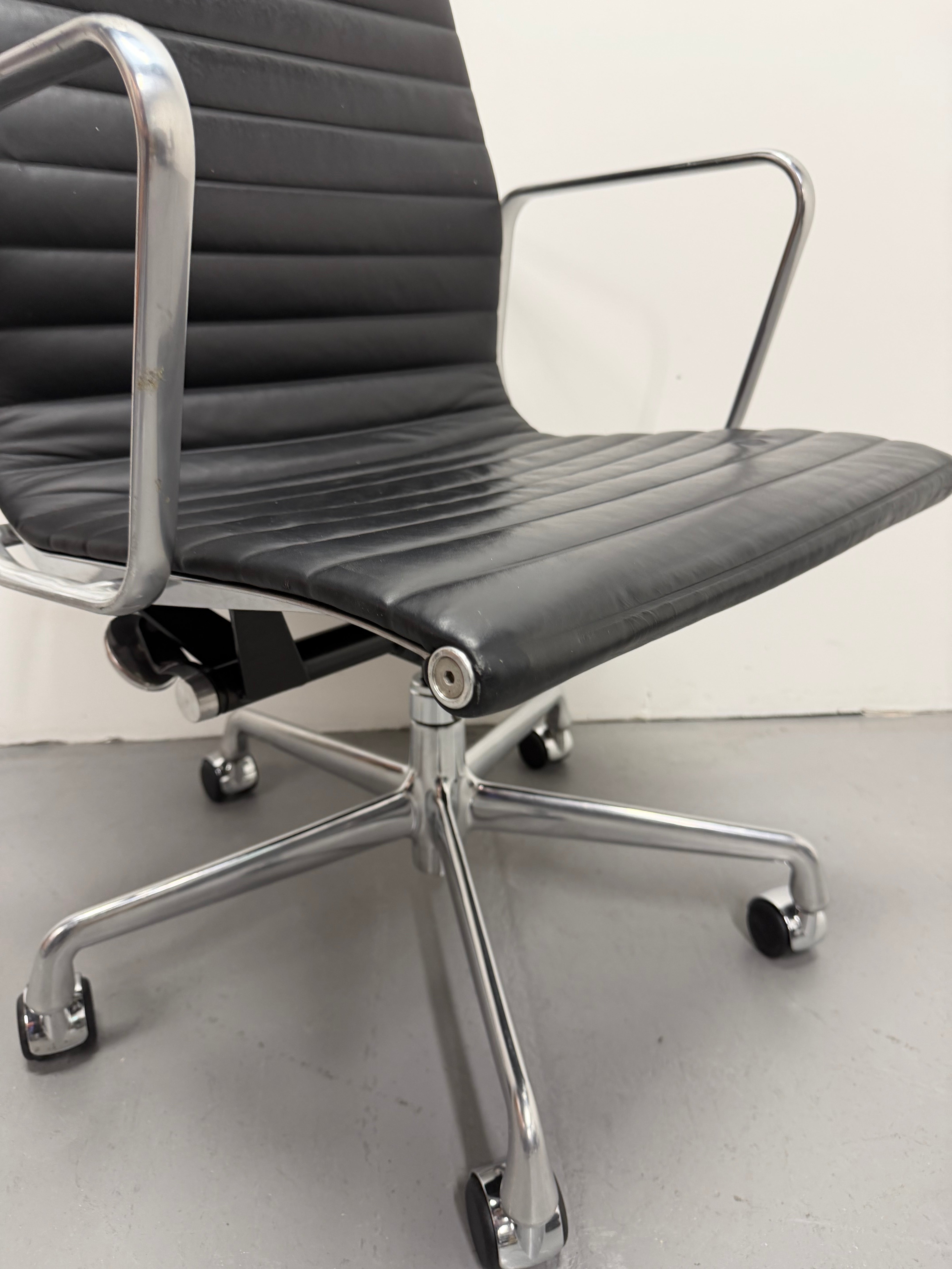 Eames Aluminum Group Executive Chair – High Back | Black Leather