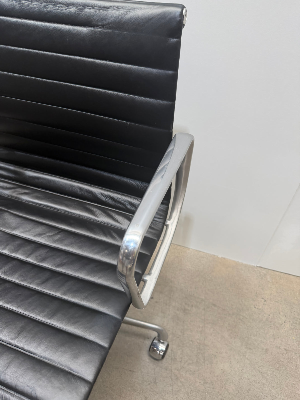 Herman Miller Eames Aluminium Group Management Chair EA331 – Black Leather, with Arms – view 16 – pre-owned