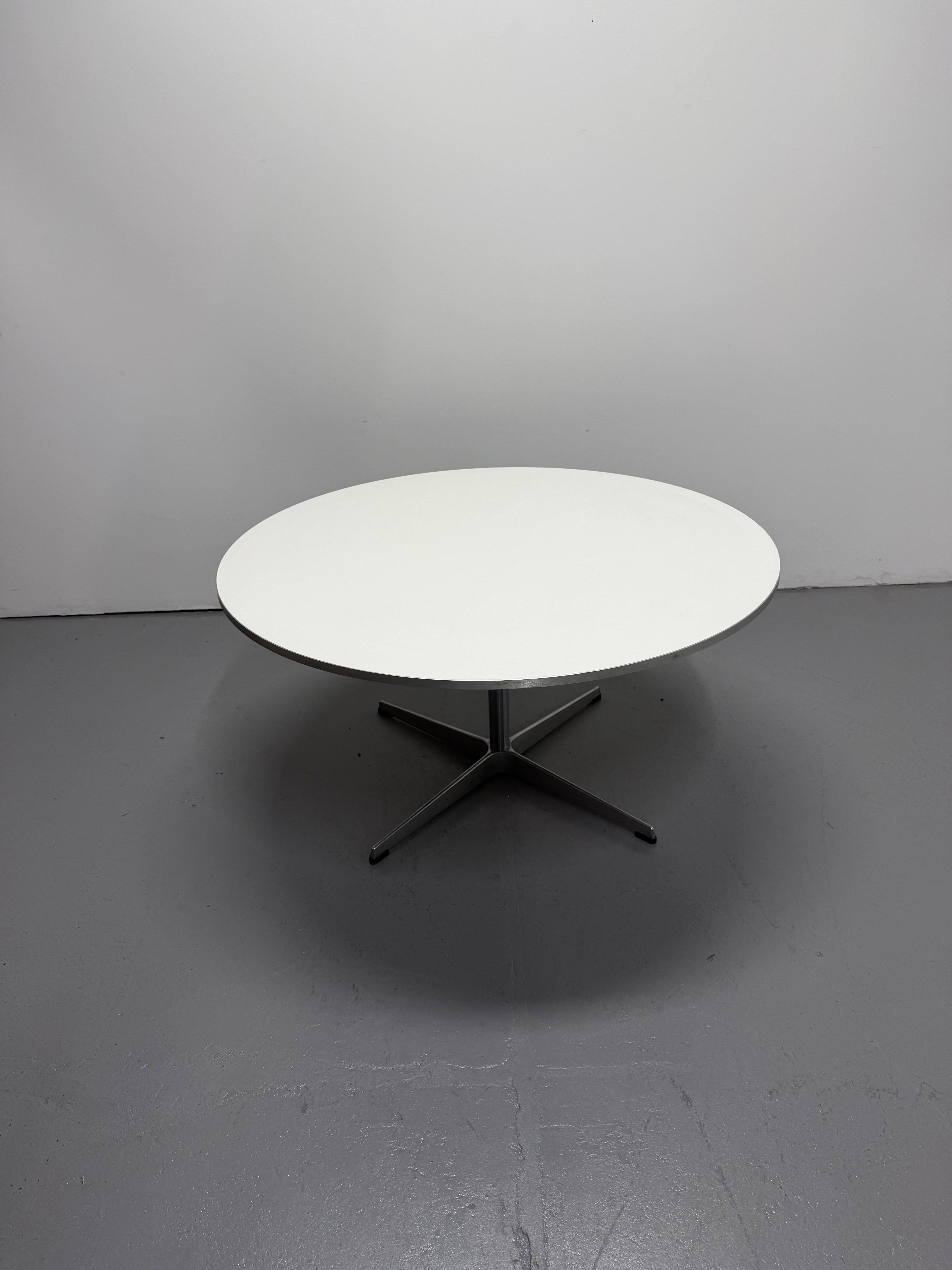 Fritz Hansen Circular Coffee side Table 900mm – Arne Jacobsen