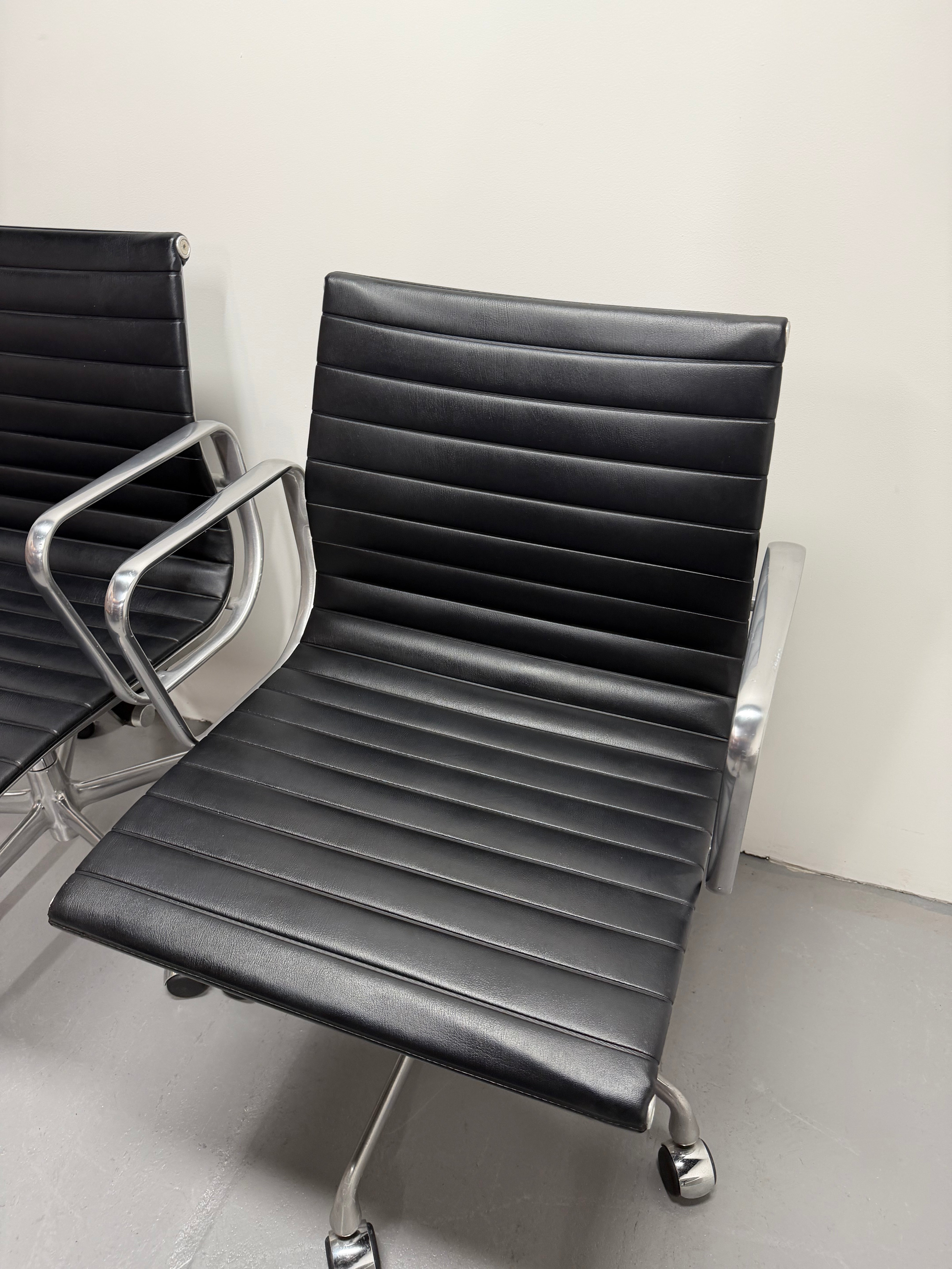 Eames EA 335 Leather Chair – Aluminium Group Management Armchair on Wheels by Herman Miller