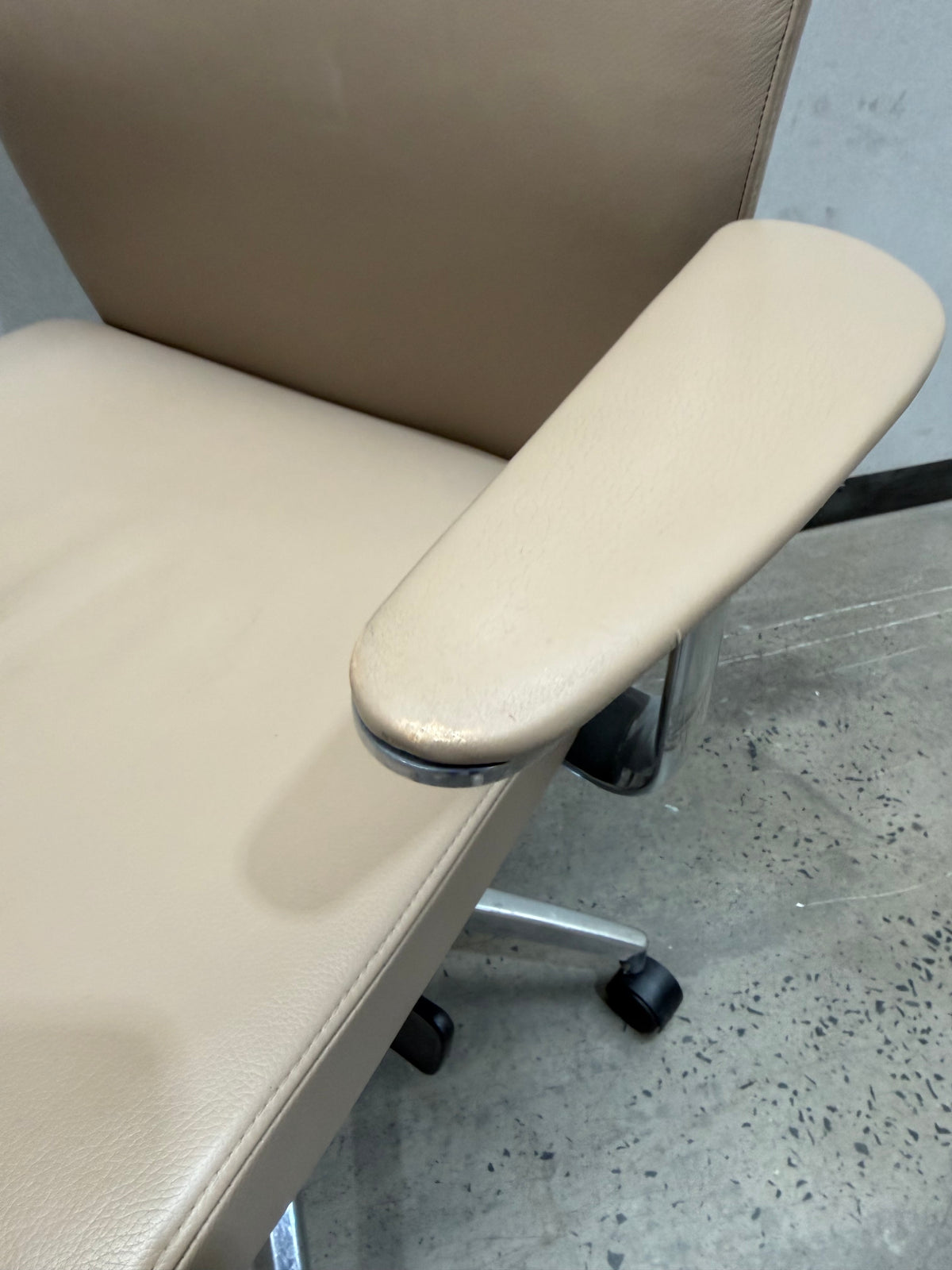 Zenith Invention Medium Back Executive Boardroom Meeting Chair – Beige