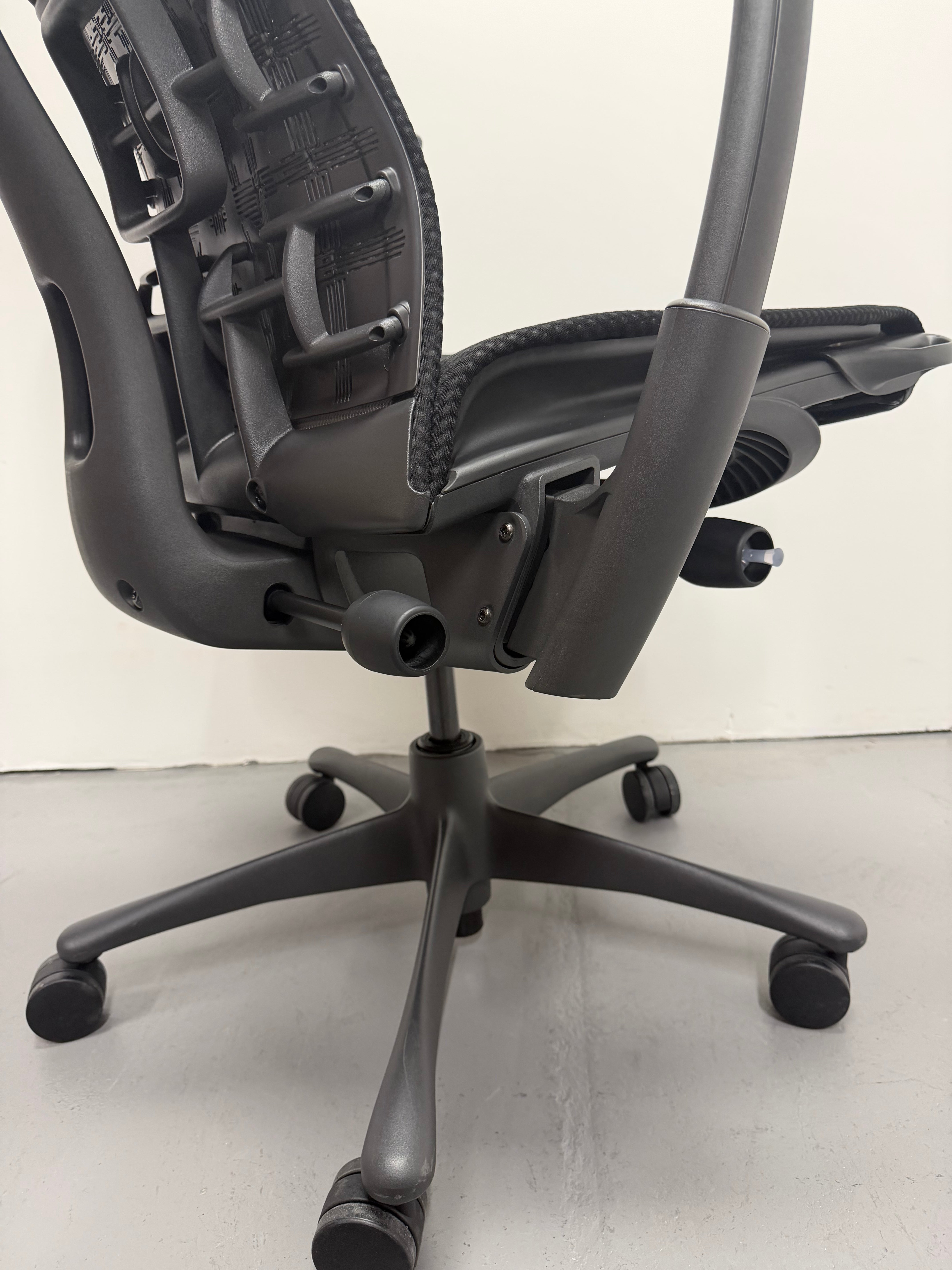 Herman Miller Embody Ergonomic Chair – Rhythm Fabric, Black