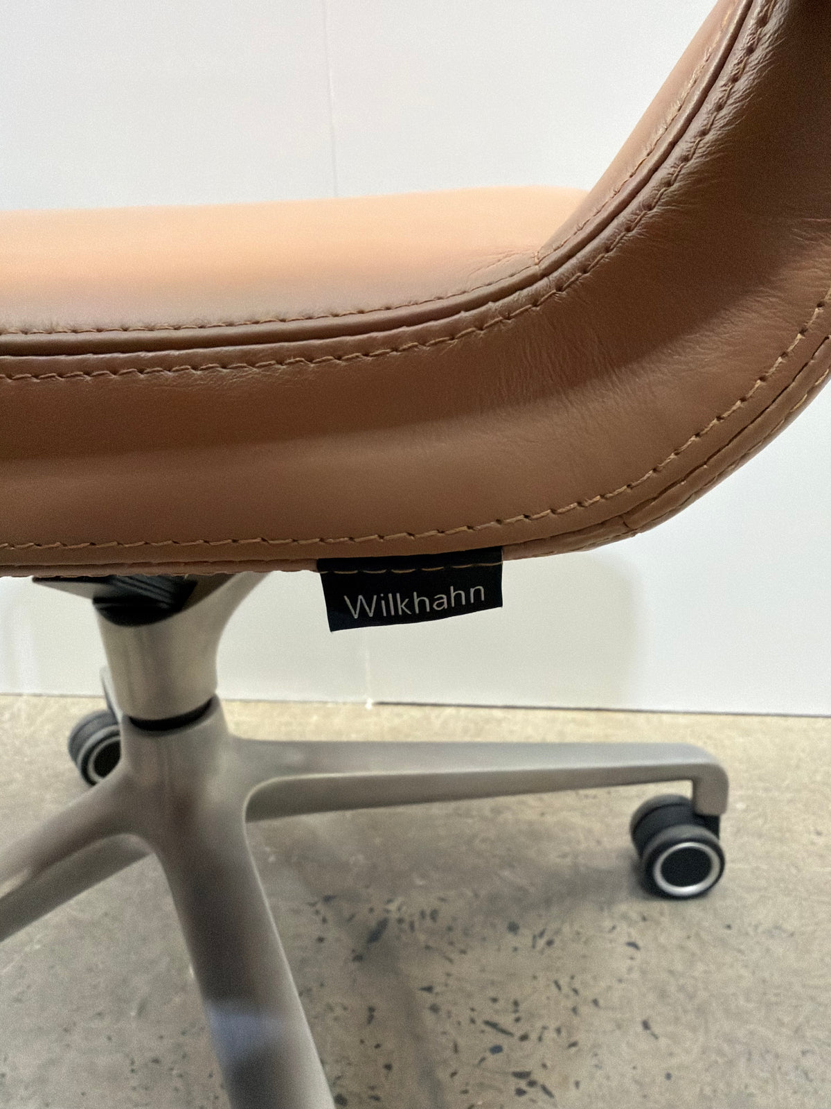 Wilkhahn Graph 301/5 Chair by jehs+laub – Tan Leather, Polished Aluminium – view 19 – pre-owned