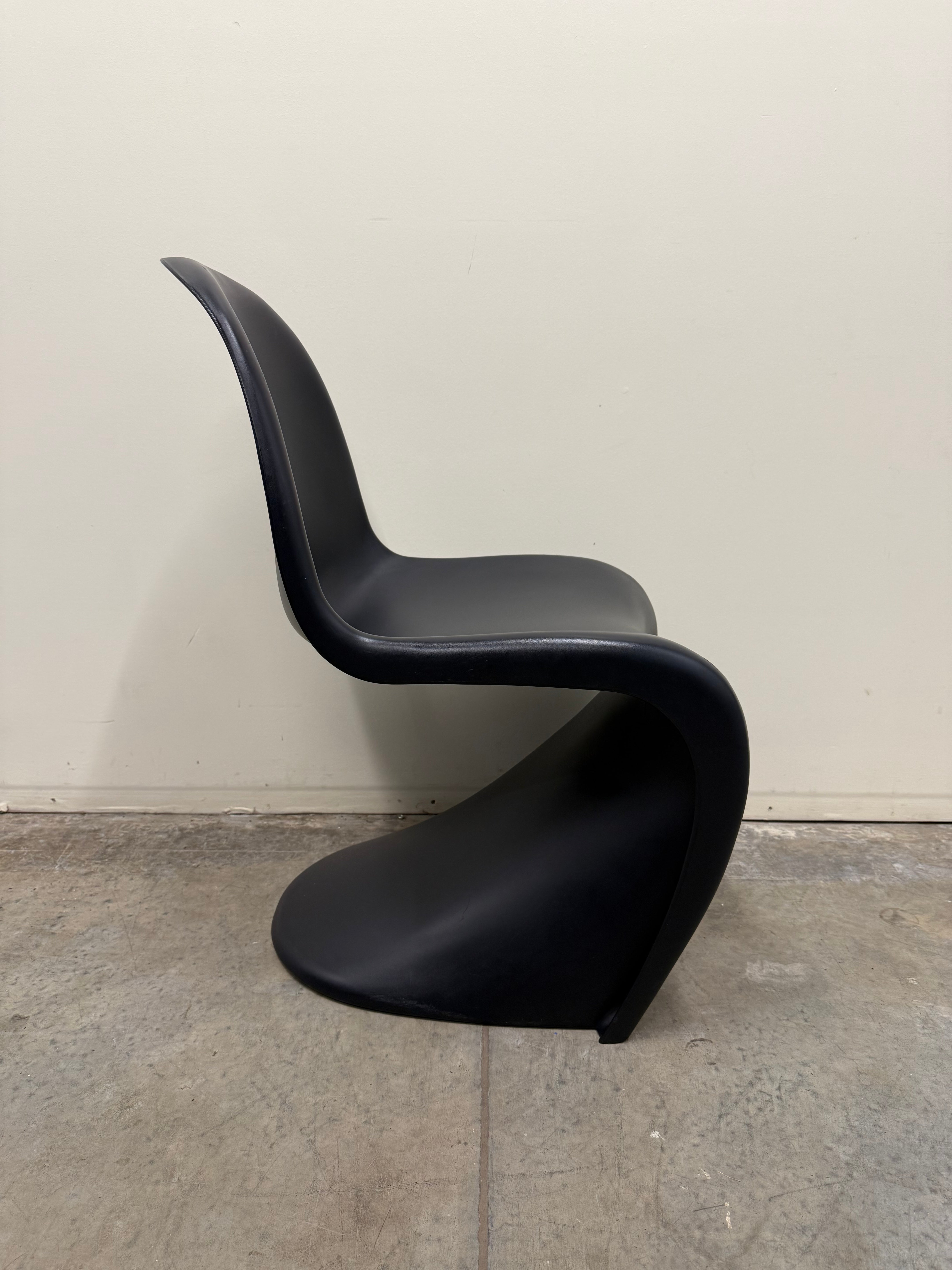 Vitra Panton Chair – Black / Plastic Shell