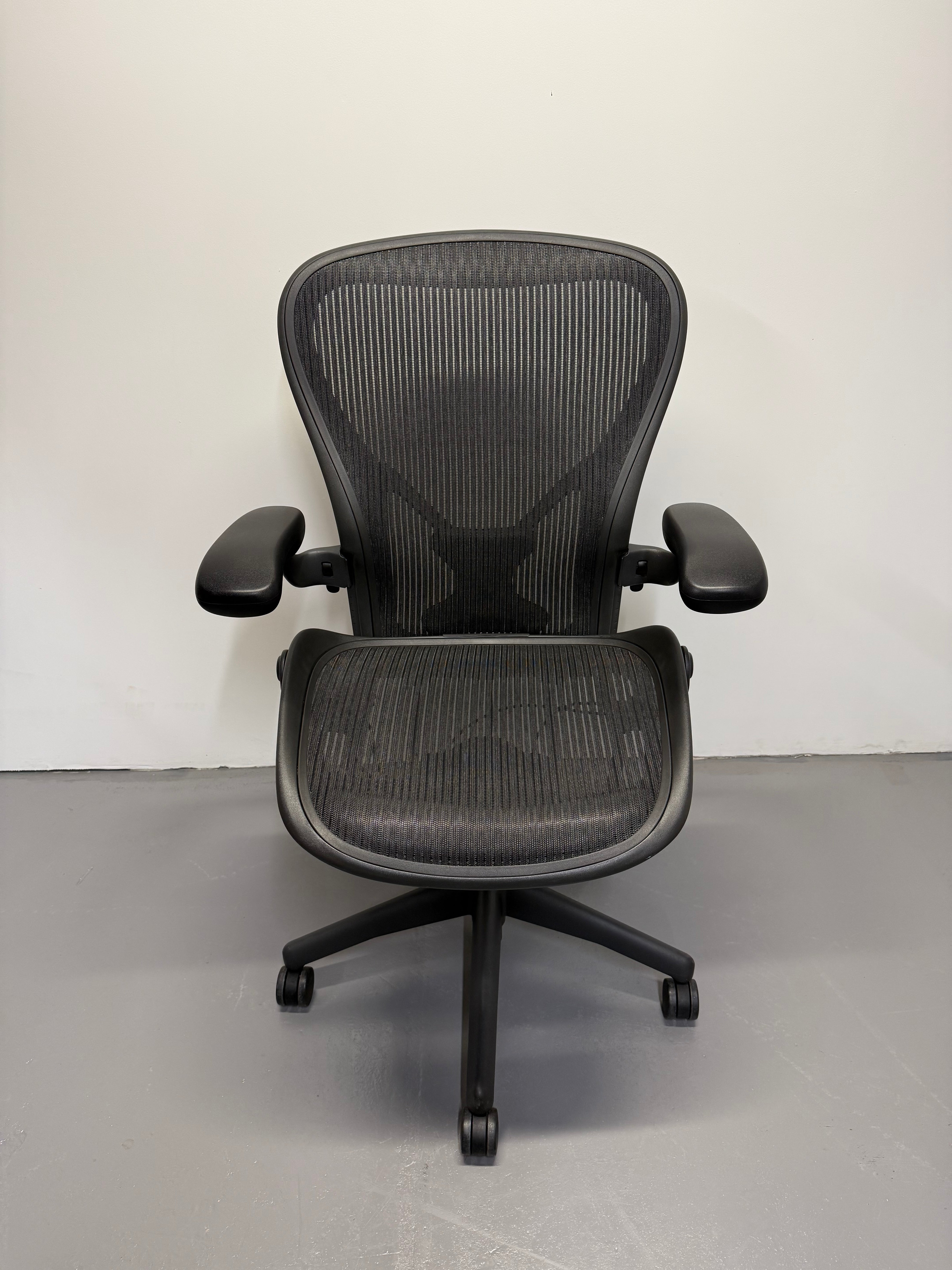 Herman miller Aeron with Armrest - Graphite (Size C)