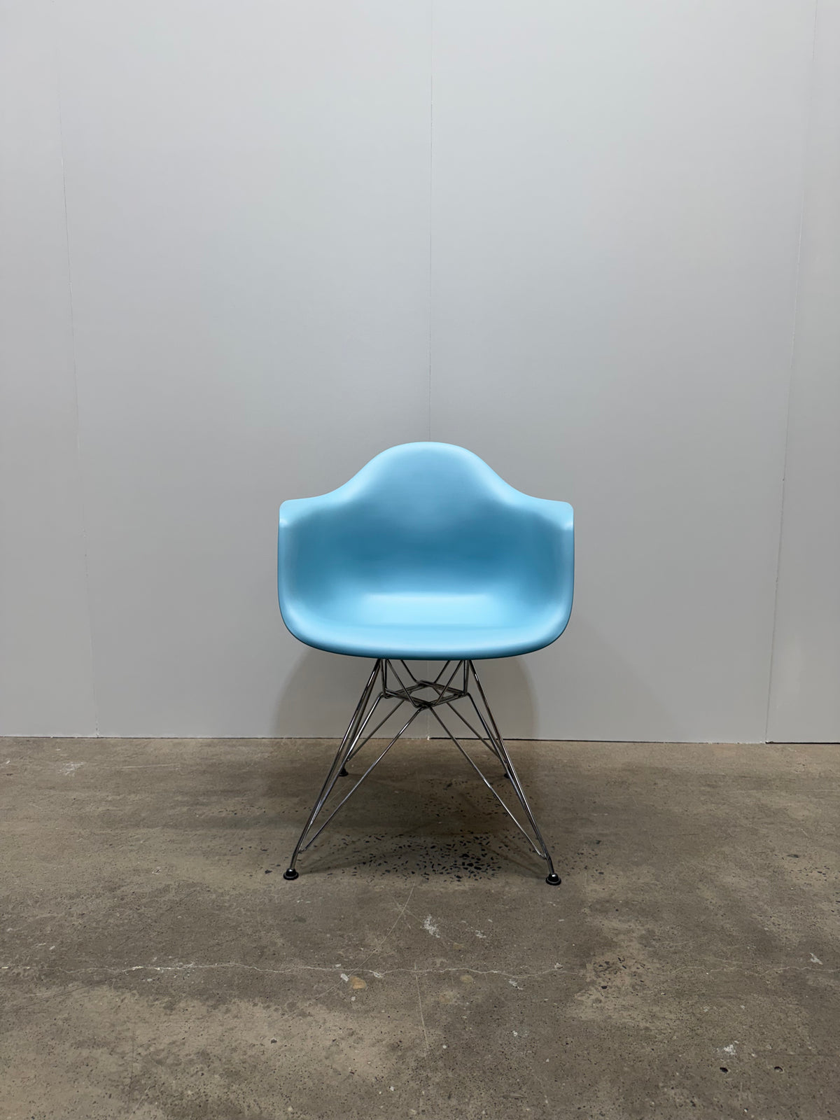 Vitra Eames Plastic Armchair DAR – Light Blue, Chrome Eiffel Base – view 1 – pre-owned