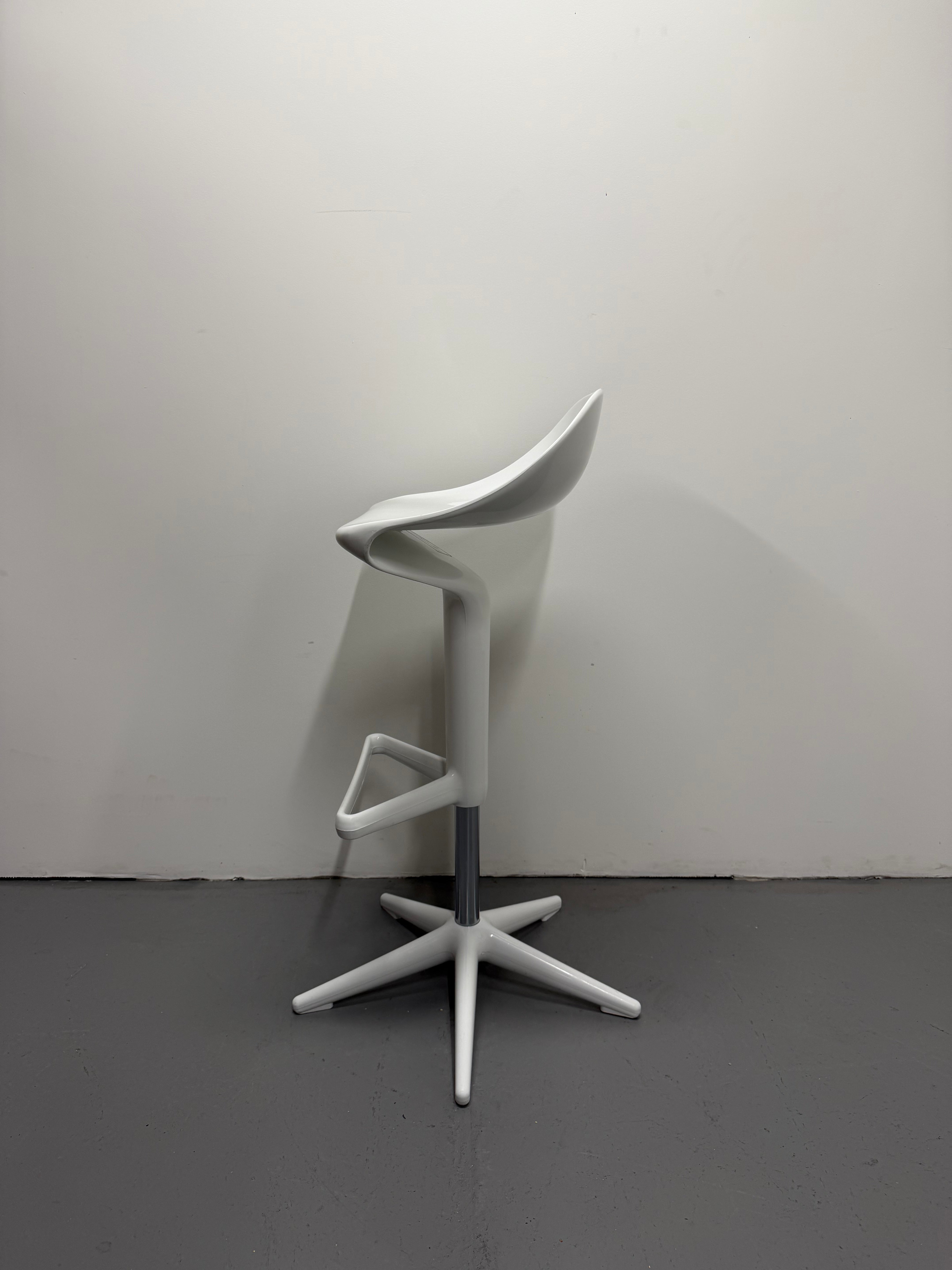 Kartell Spoon Bar Stool – White | Antonio Citterio & Toan Nguyen