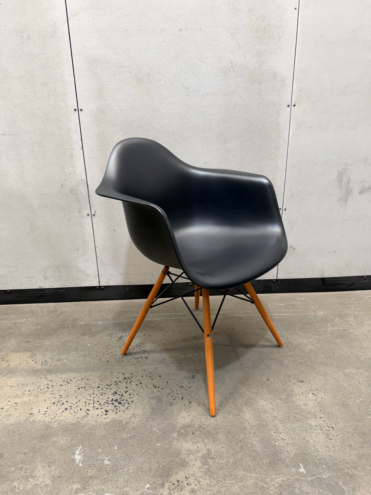 Vitra Eames Moulded Plastic Armchair DAW – Black / Dowel Base
