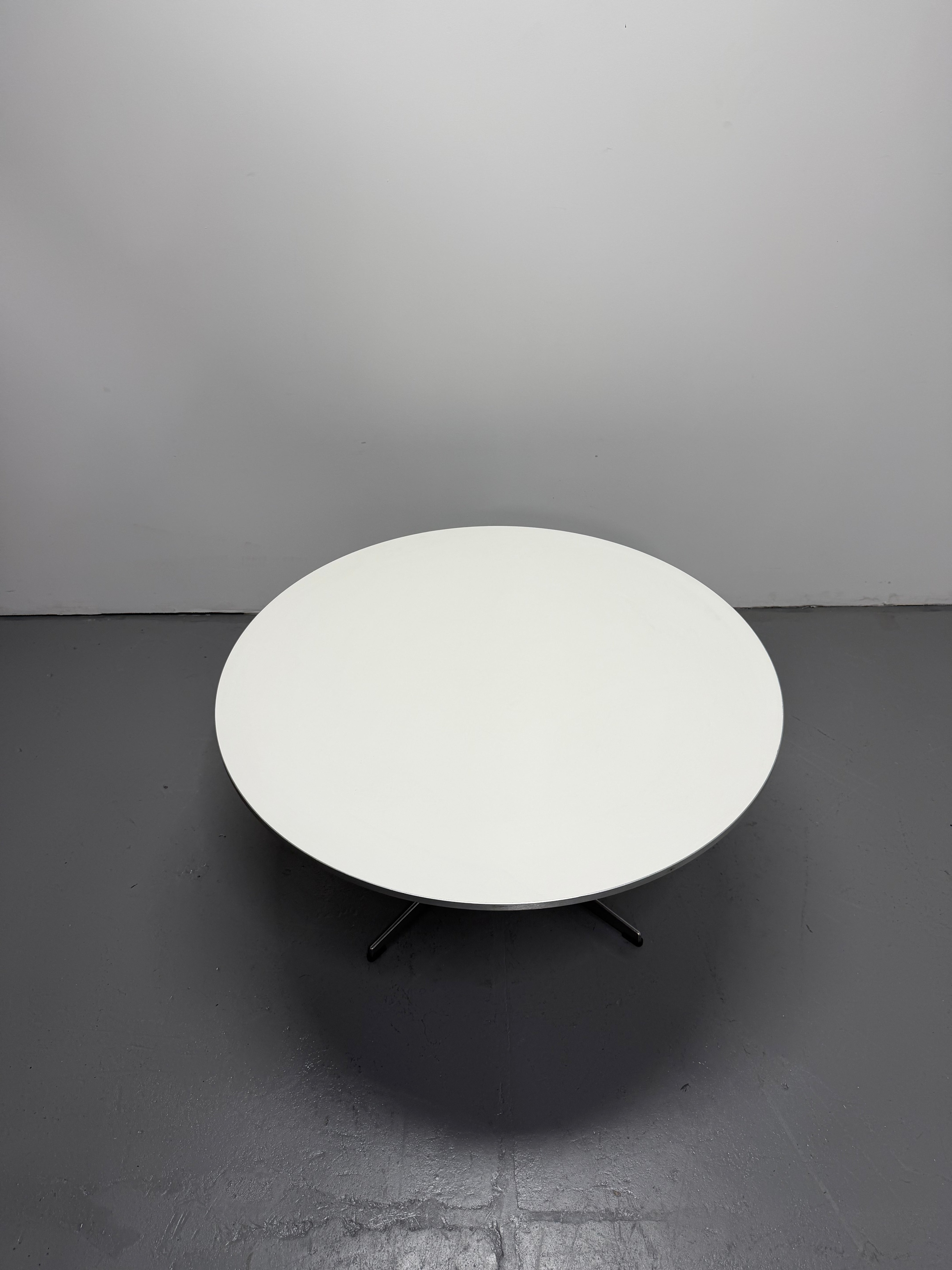Fritz Hansen Circular Coffee side Table 900mm – Arne Jacobsen