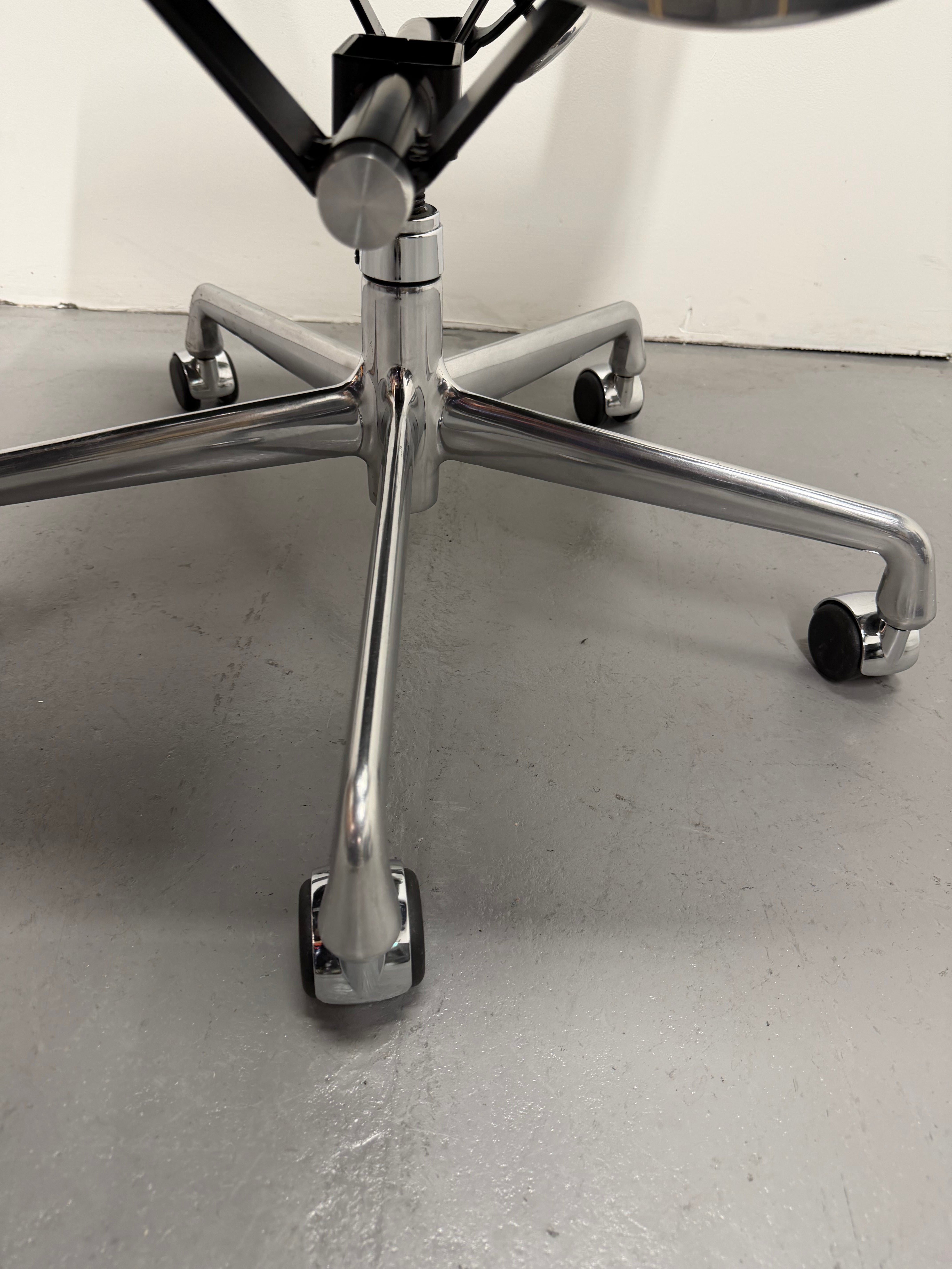 Eames Aluminum Group Executive Chair – High Back | Black Leather