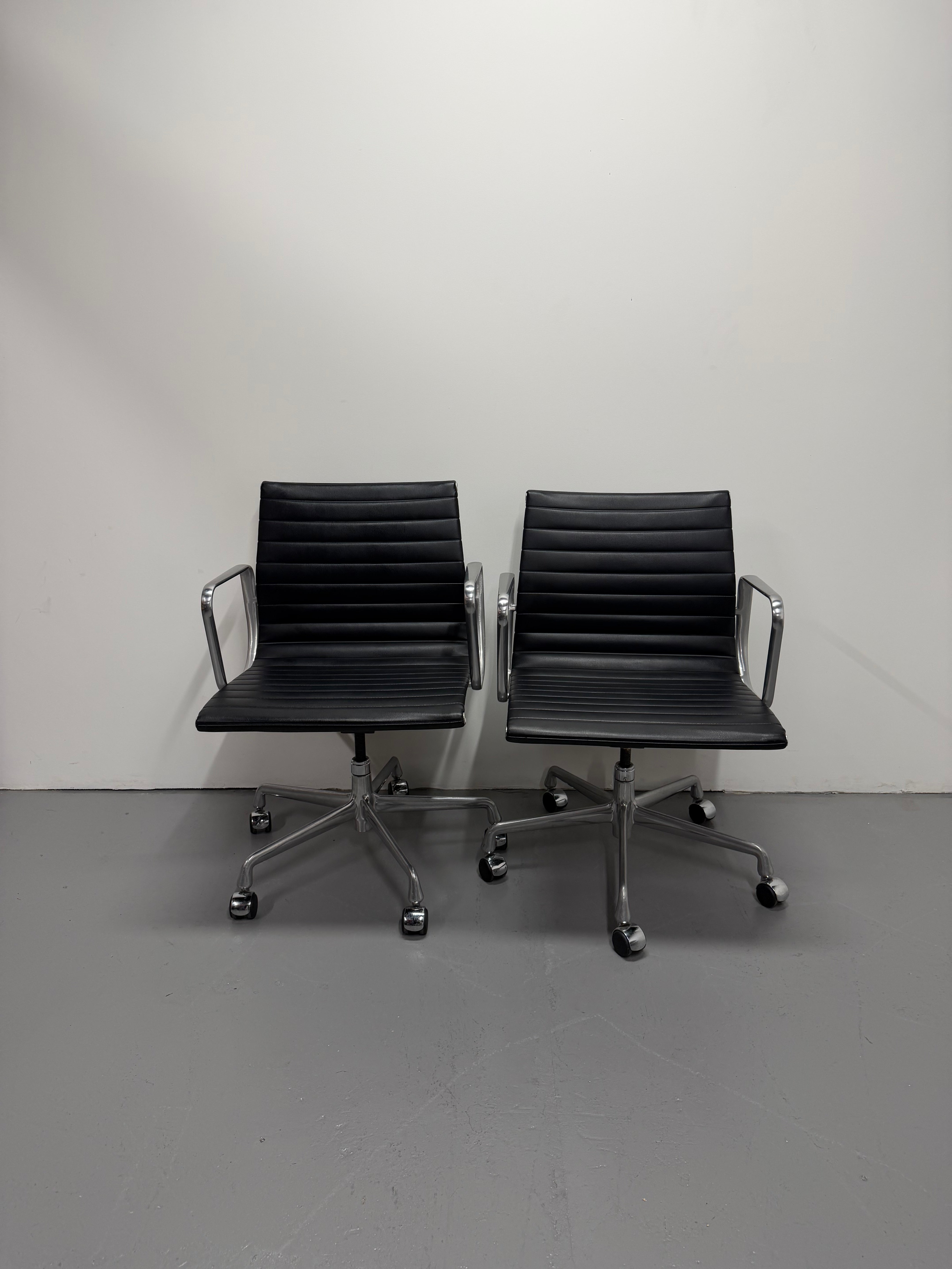 Eames EA 335 Leather Chair – Aluminium Group Management Armchair on Wheels by Herman Miller