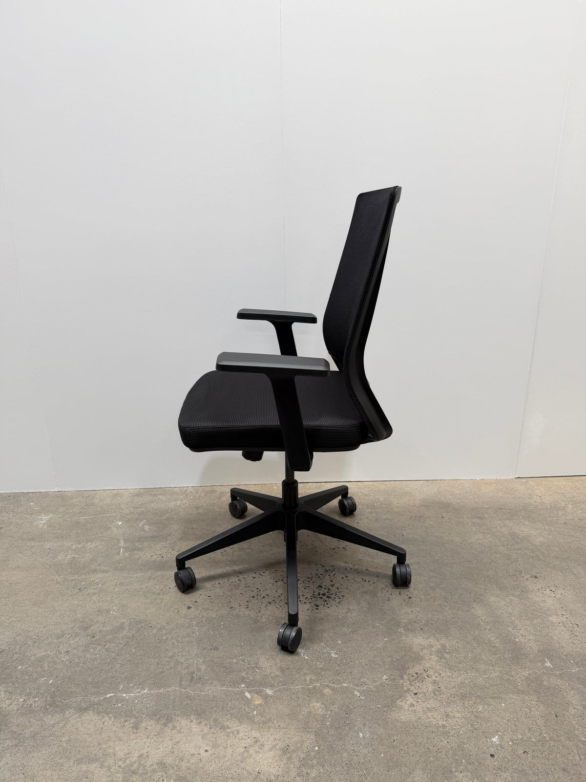 Ergonomic Mesh Back Office Task Chair – Black, with Fixed Arms – view 7 – pre-owned