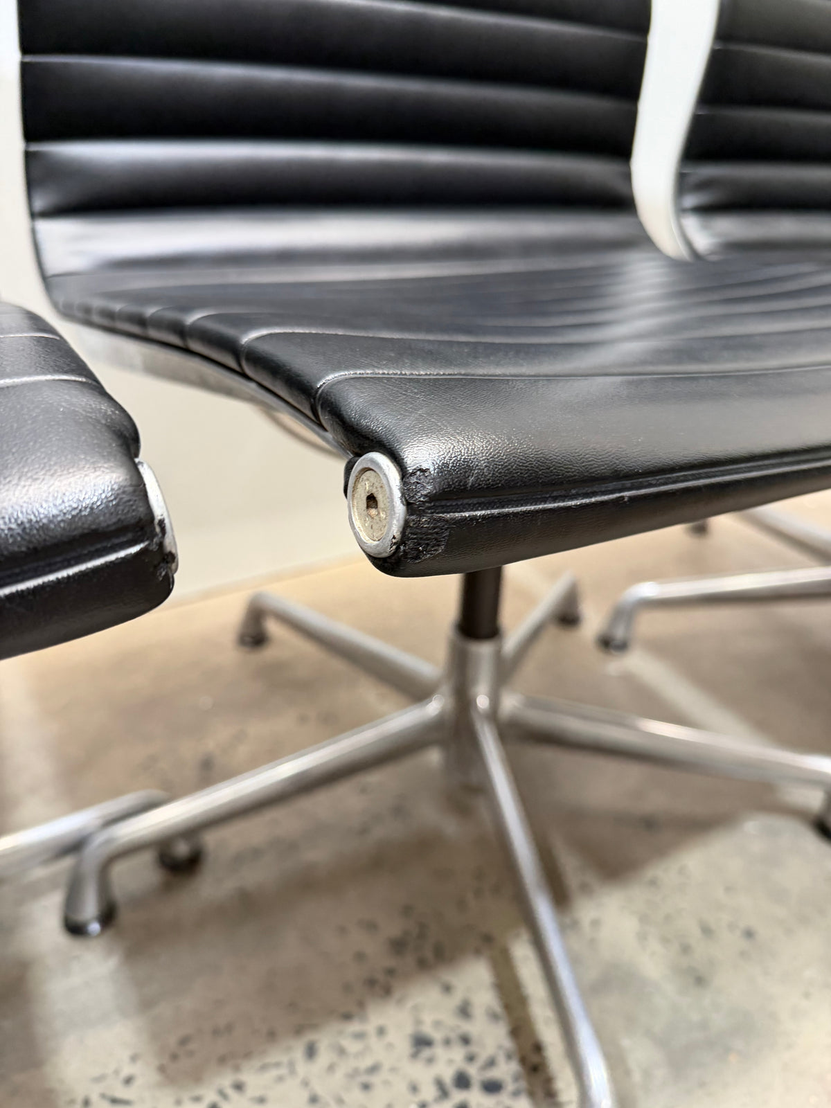 Herman Miller Eames Aluminium Group EA330 Side Chair – Black | Armless