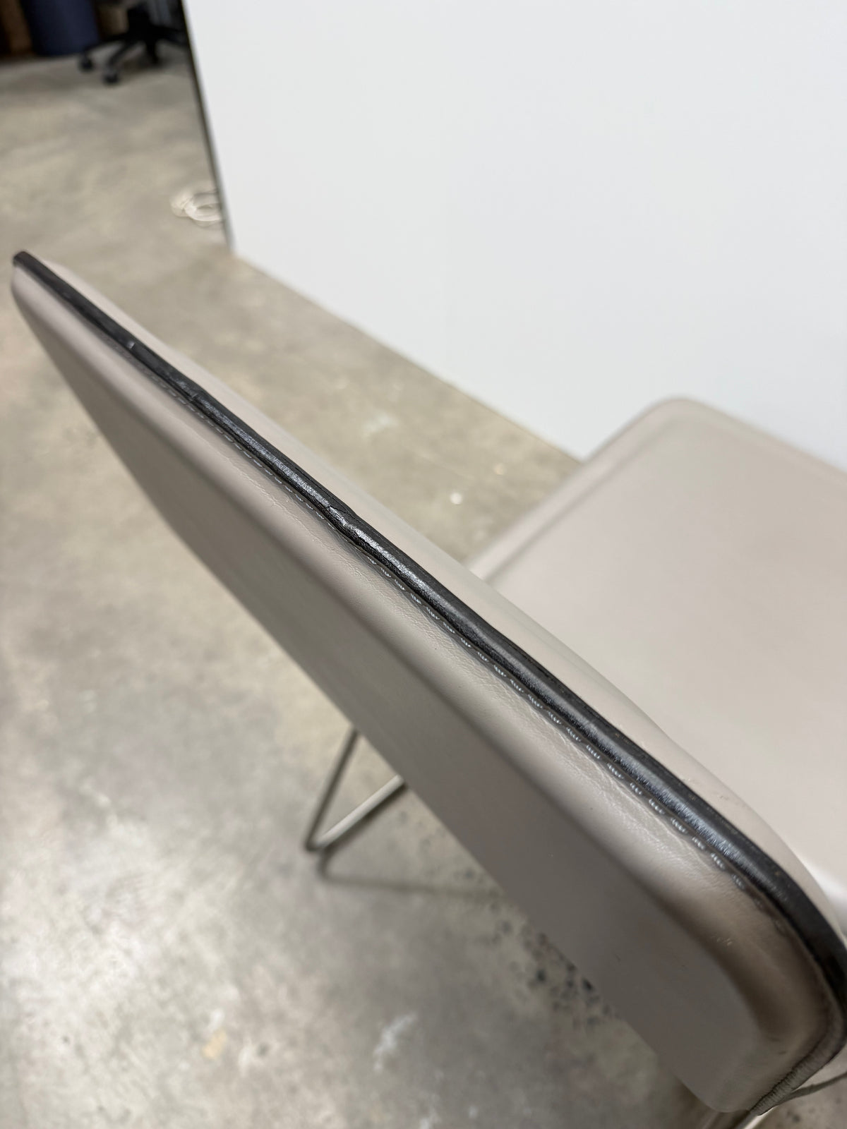 Cappellini Low Pad Lounge Chair by Jasper Morrison – Taupe Leather – view 10 – pre-owned