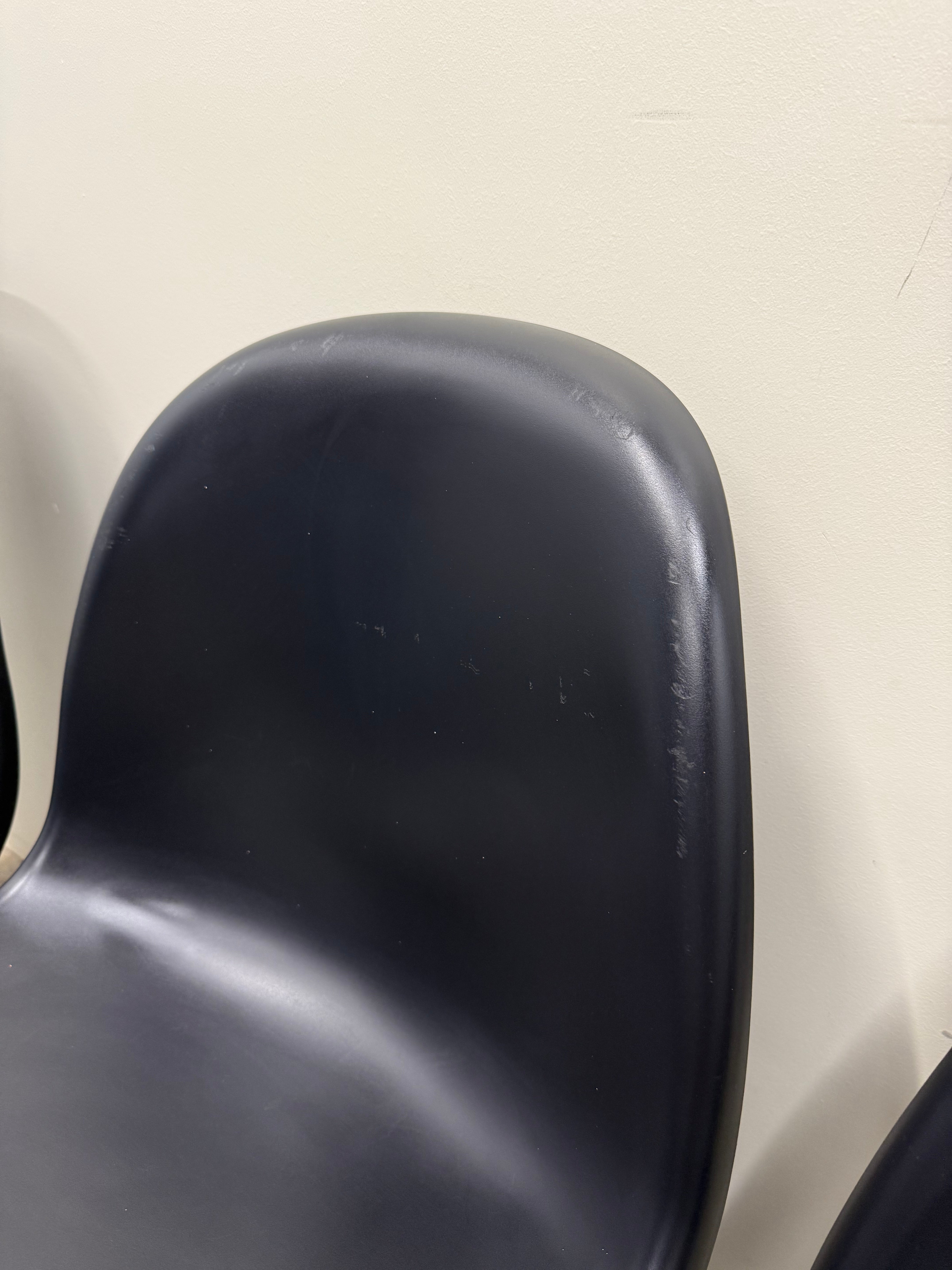 Vitra Panton Chair – Black / Plastic Shell
